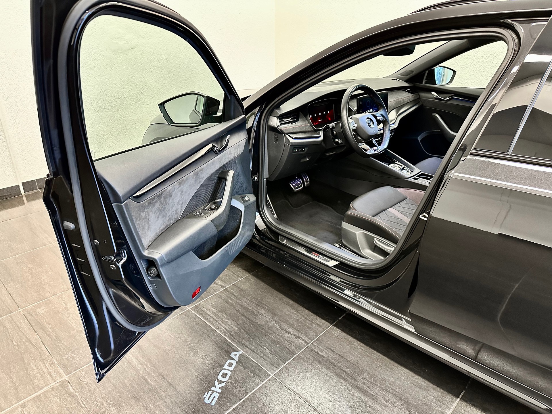 SKODA Octavia Combi 2.0 TSI DSG RS "ALL BLACK" - 13