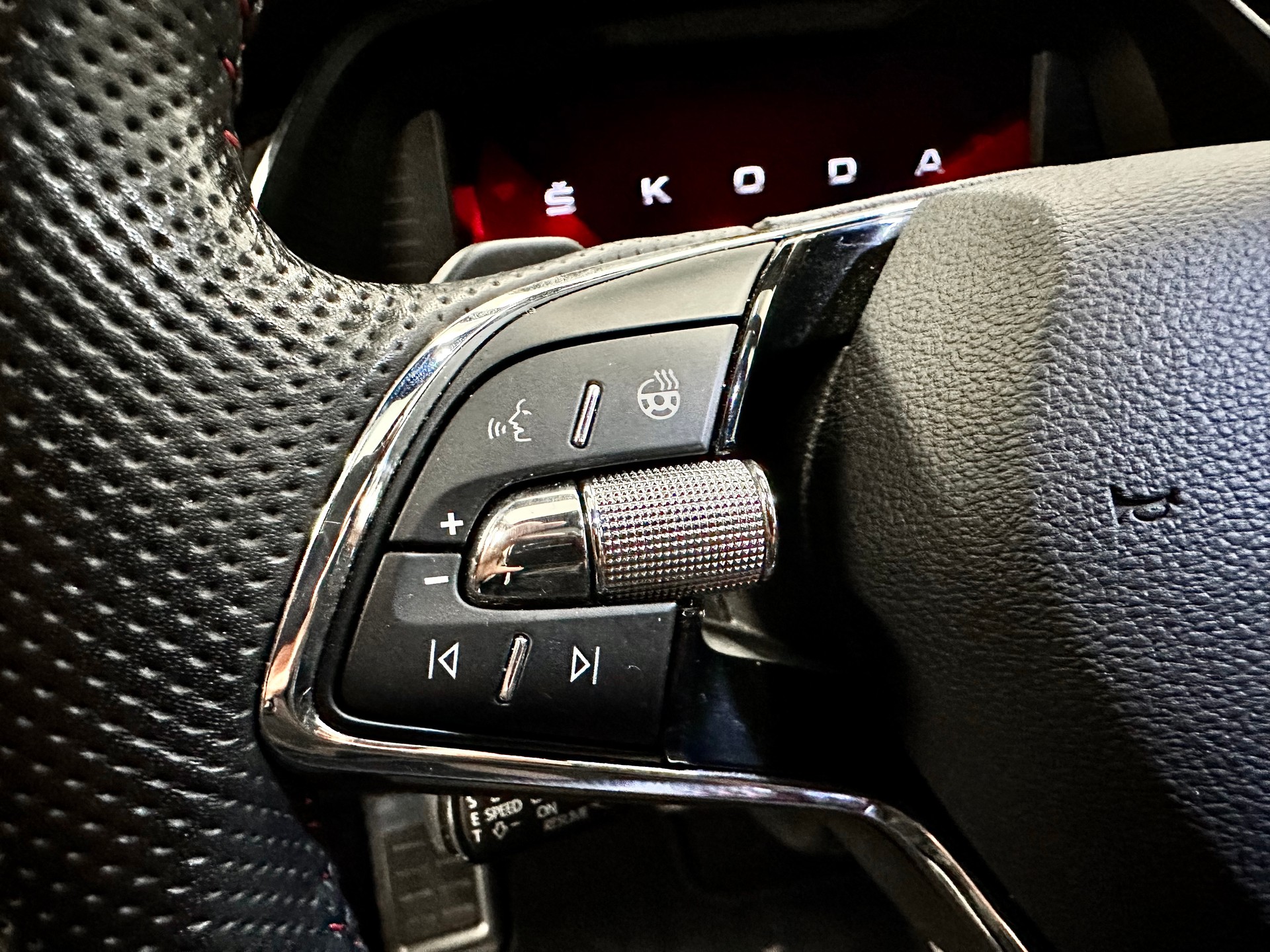 SKODA Octavia Combi 2.0 TSI DSG RS "ALL BLACK" - 27