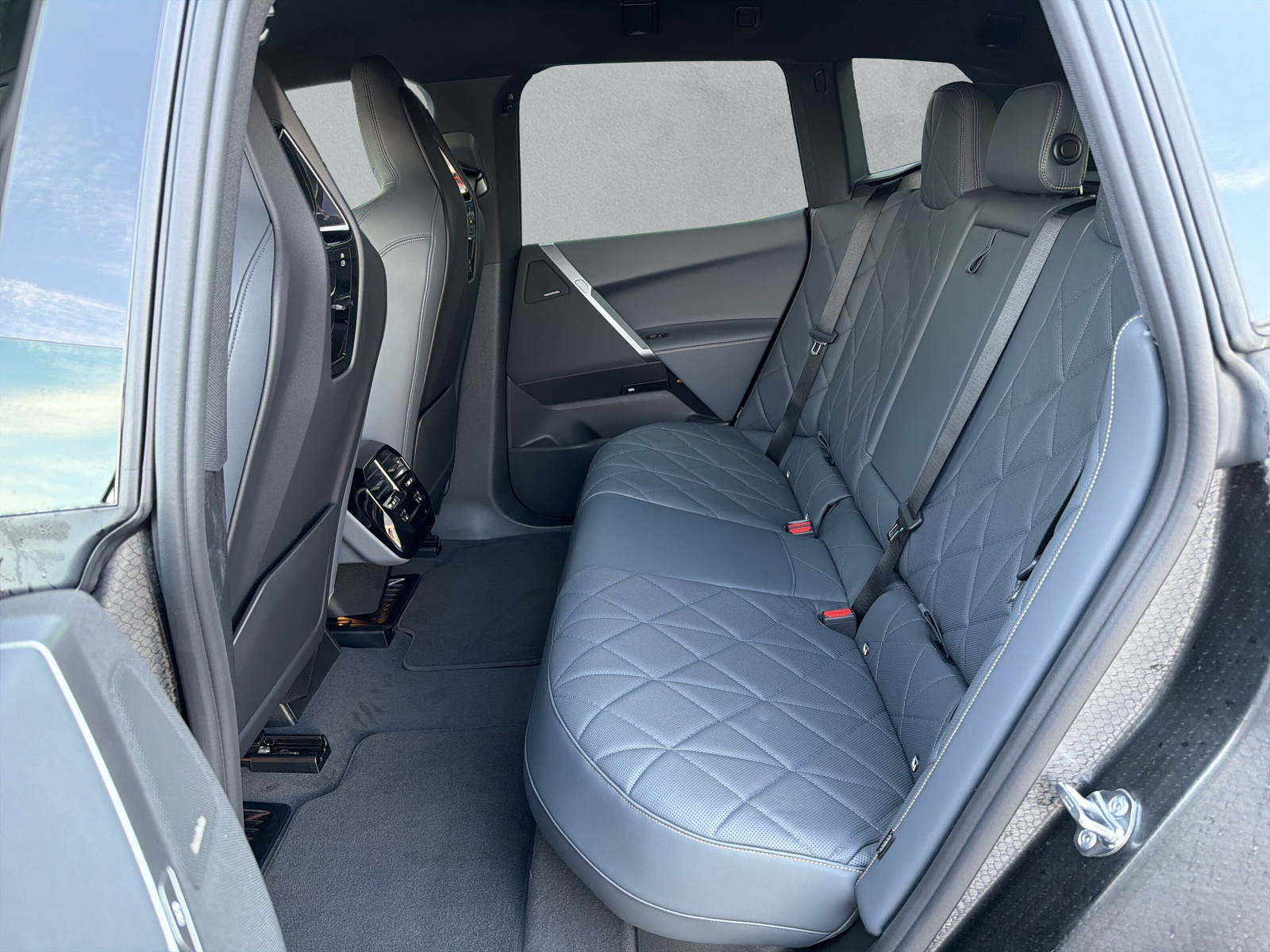 BMW iX xDrive60 M Sport - 16