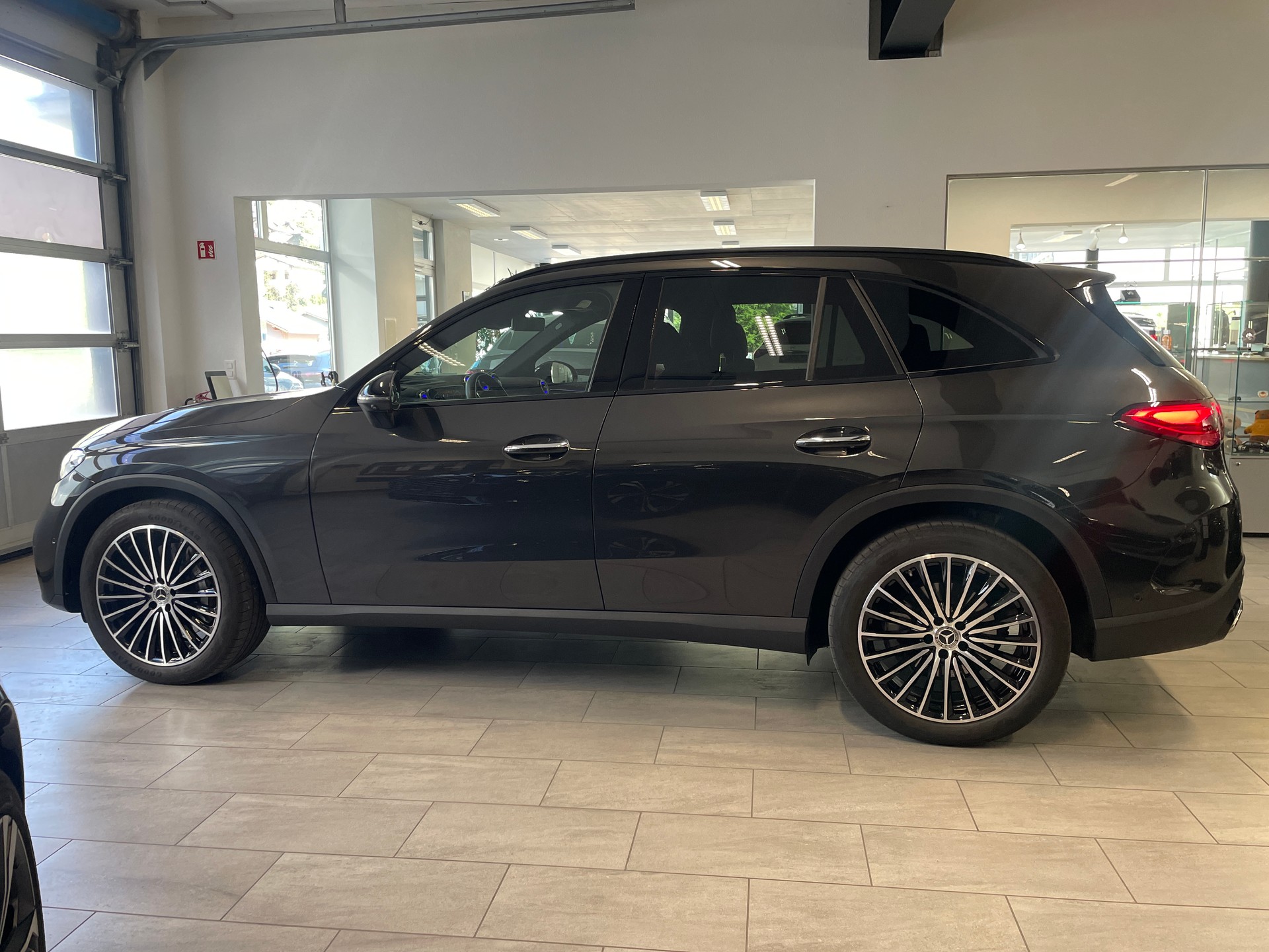 MERCEDES-BENZ GLC 300 4Matic AMG Line 9G-Tronic - 3