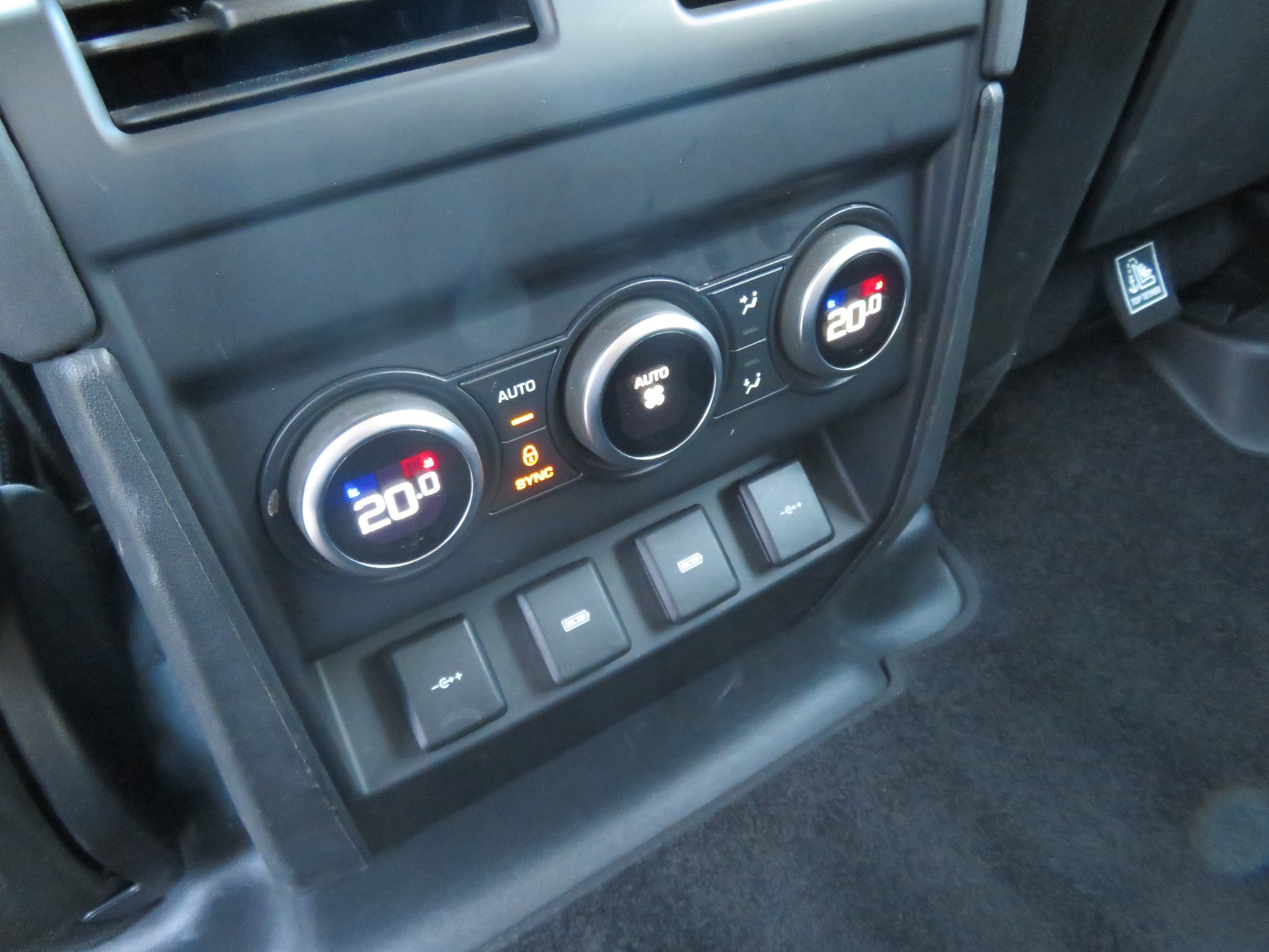 LAND ROVER Defender 110 D240 SD4 AT8 - 14