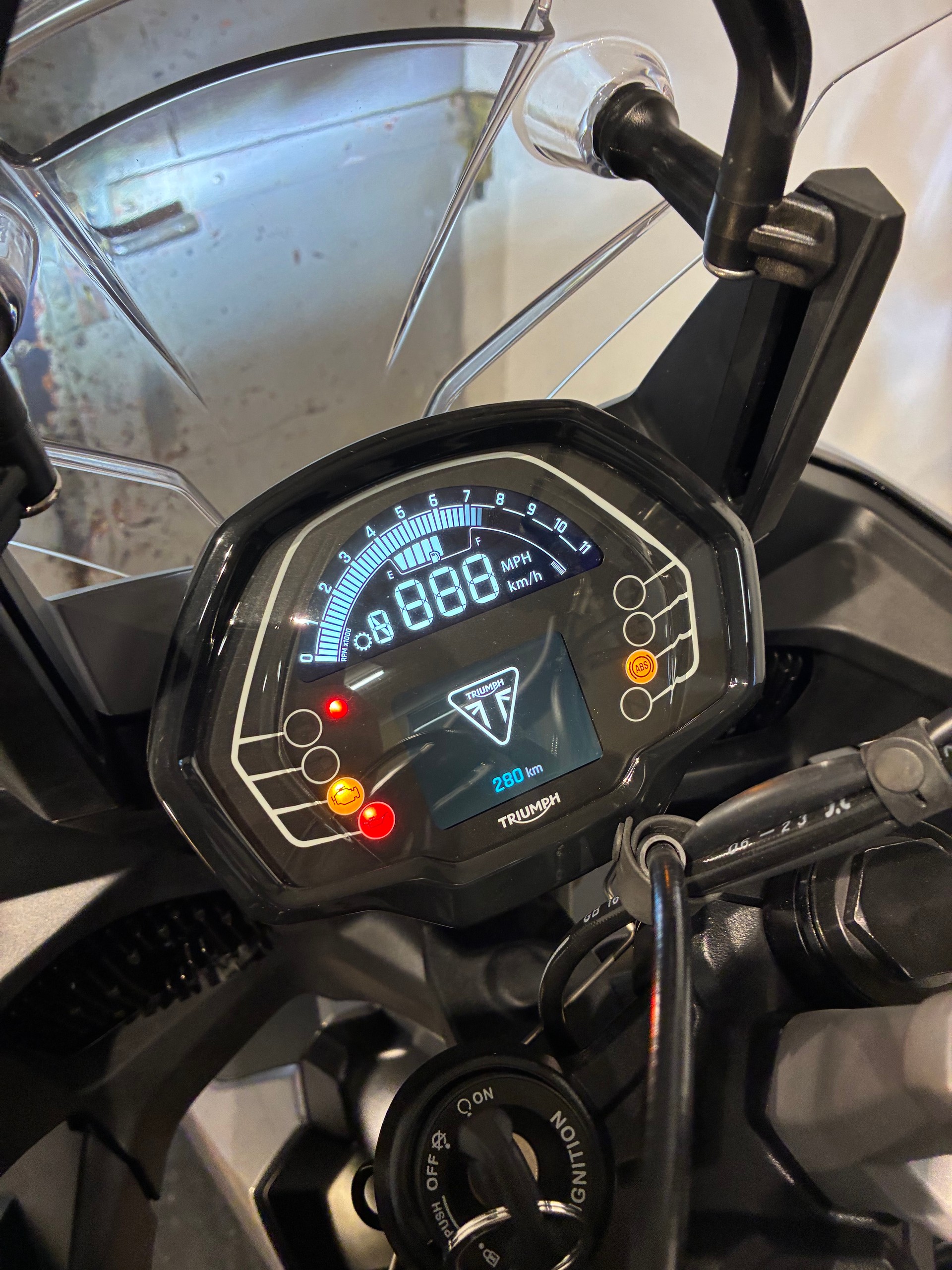 TRIUMPH Trident 660 - 11