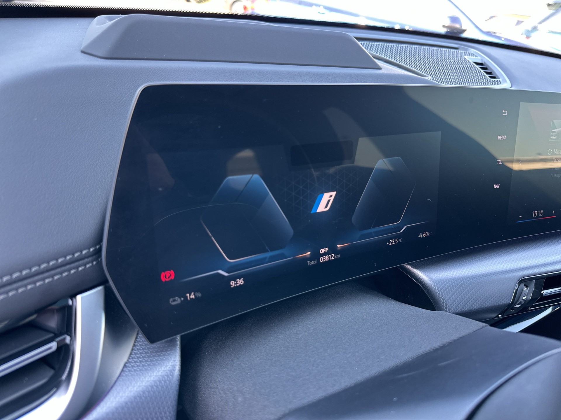 BMW iX1 xDrive 30 M Sport Pro - 14