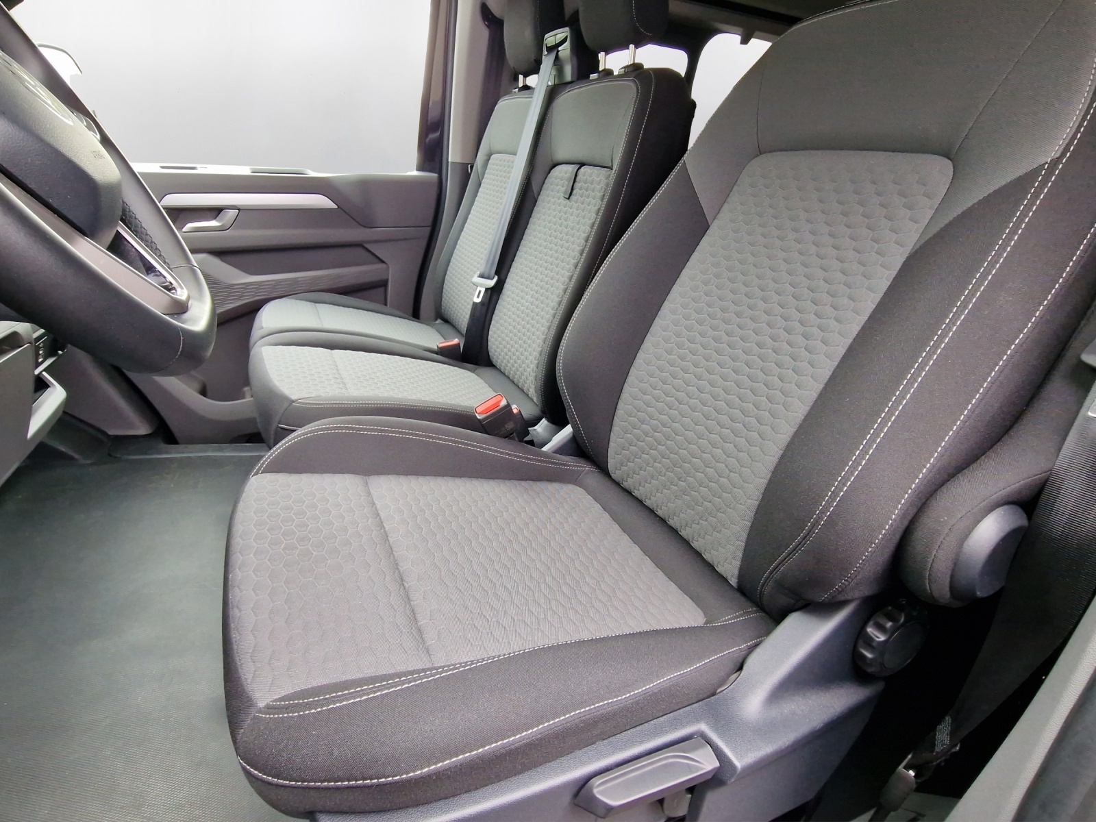 VW Caravelle 2.0 TDI Life LWB Aut 8 - 10