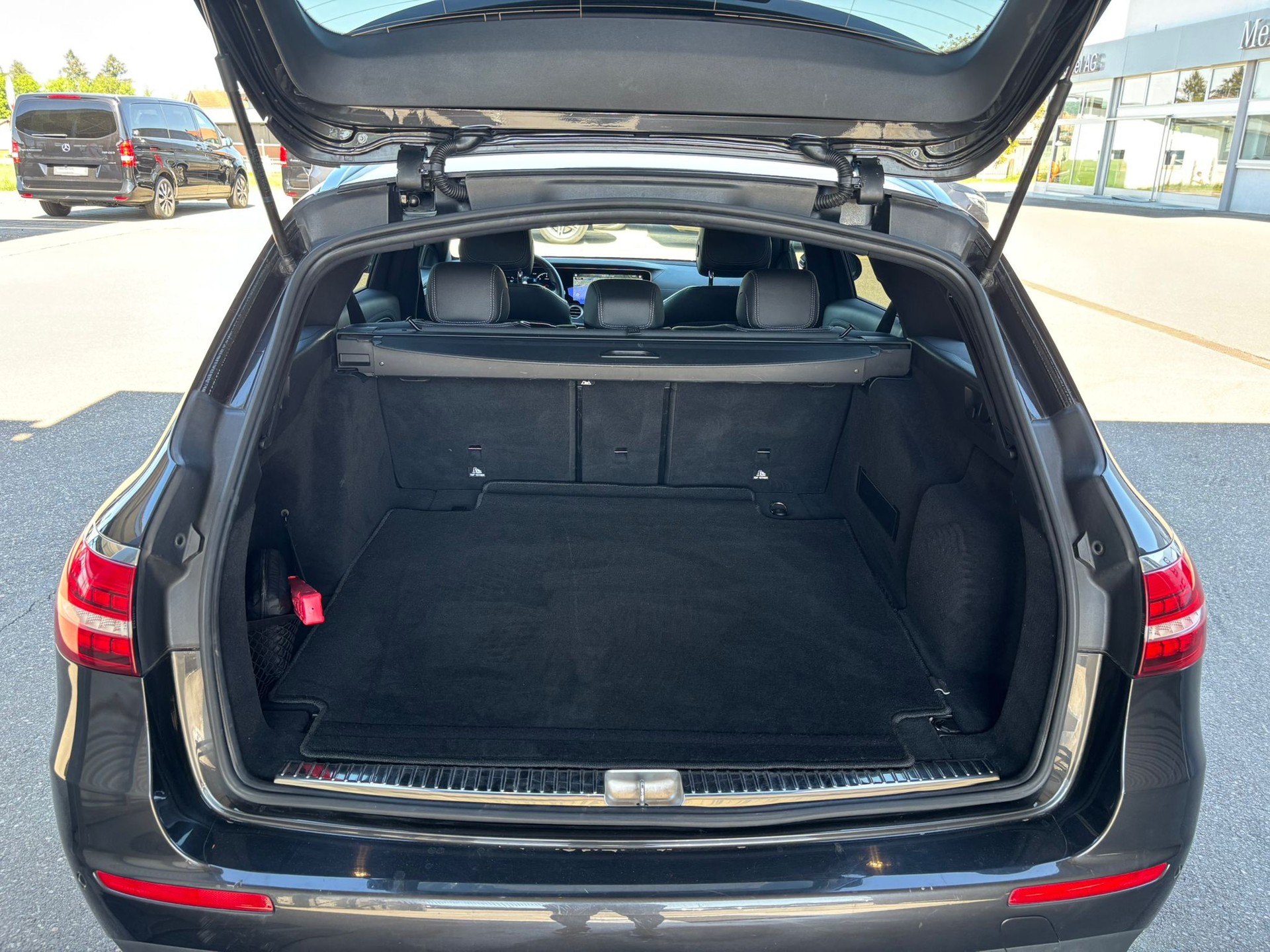 MERCEDES-BENZ E 220d AMG-Line 4Matic Kombi - 14