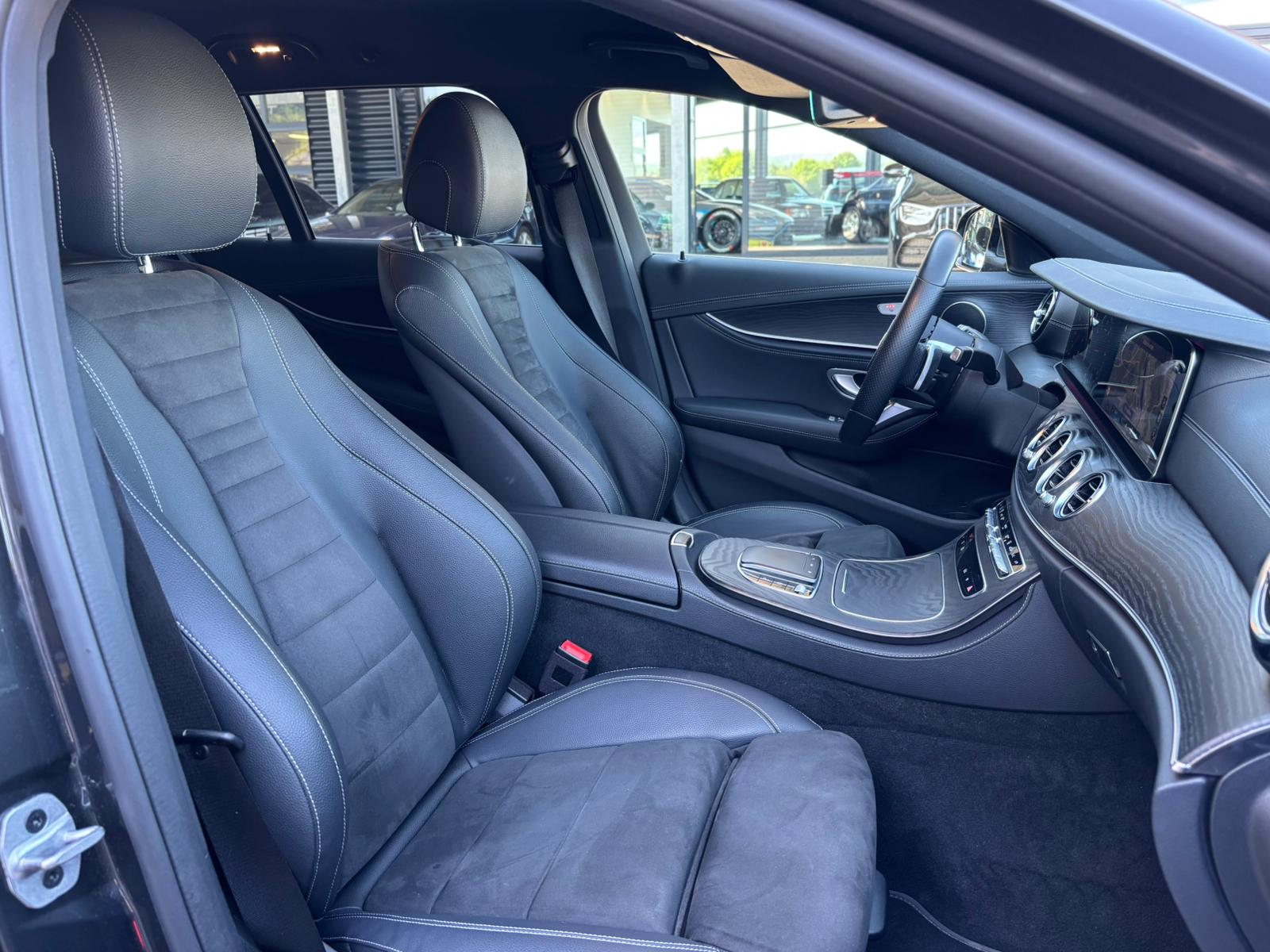 MERCEDES-BENZ E 220d AMG-Line 4Matic Kombi - 9