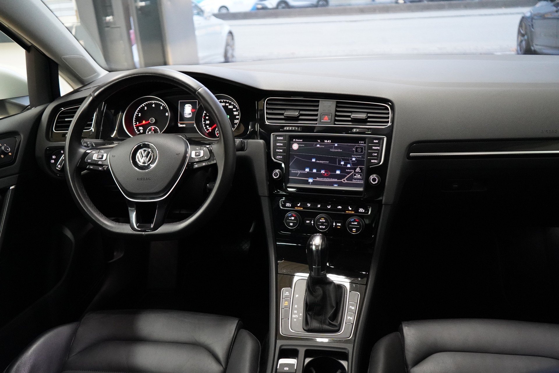 VW Golf 1.4 TSI Highline DSG - 28