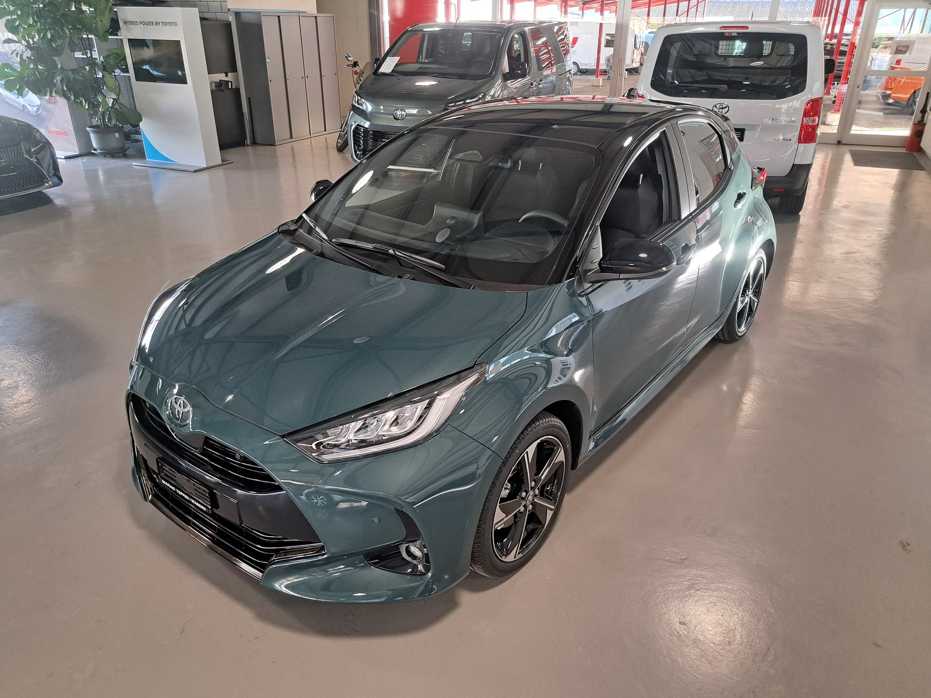 TOYOTA Yaris 1.5 Premium e-CVT - 2