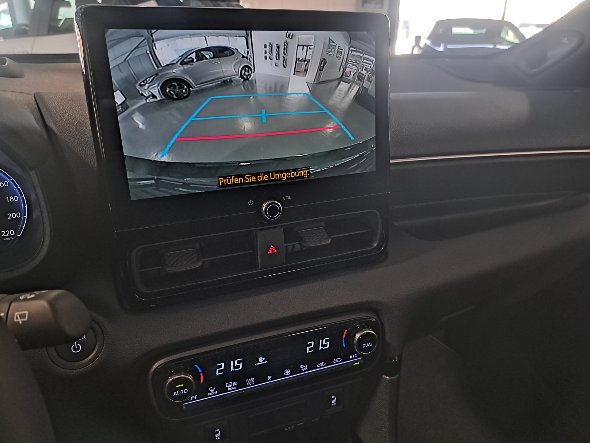 TOYOTA Yaris 1.5 Premium e-CVT - 13