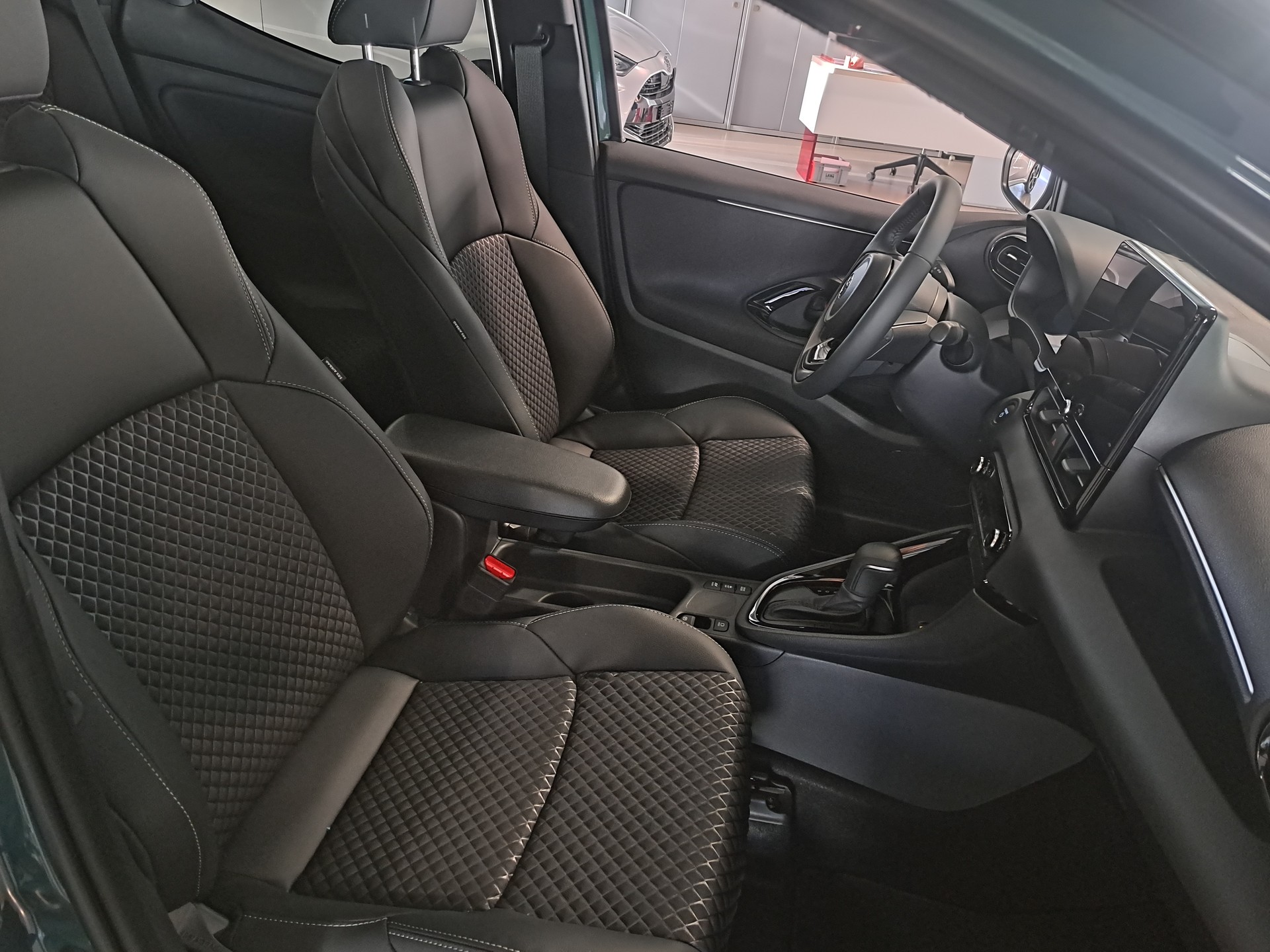 TOYOTA Yaris 1.5 Premium e-CVT - 6