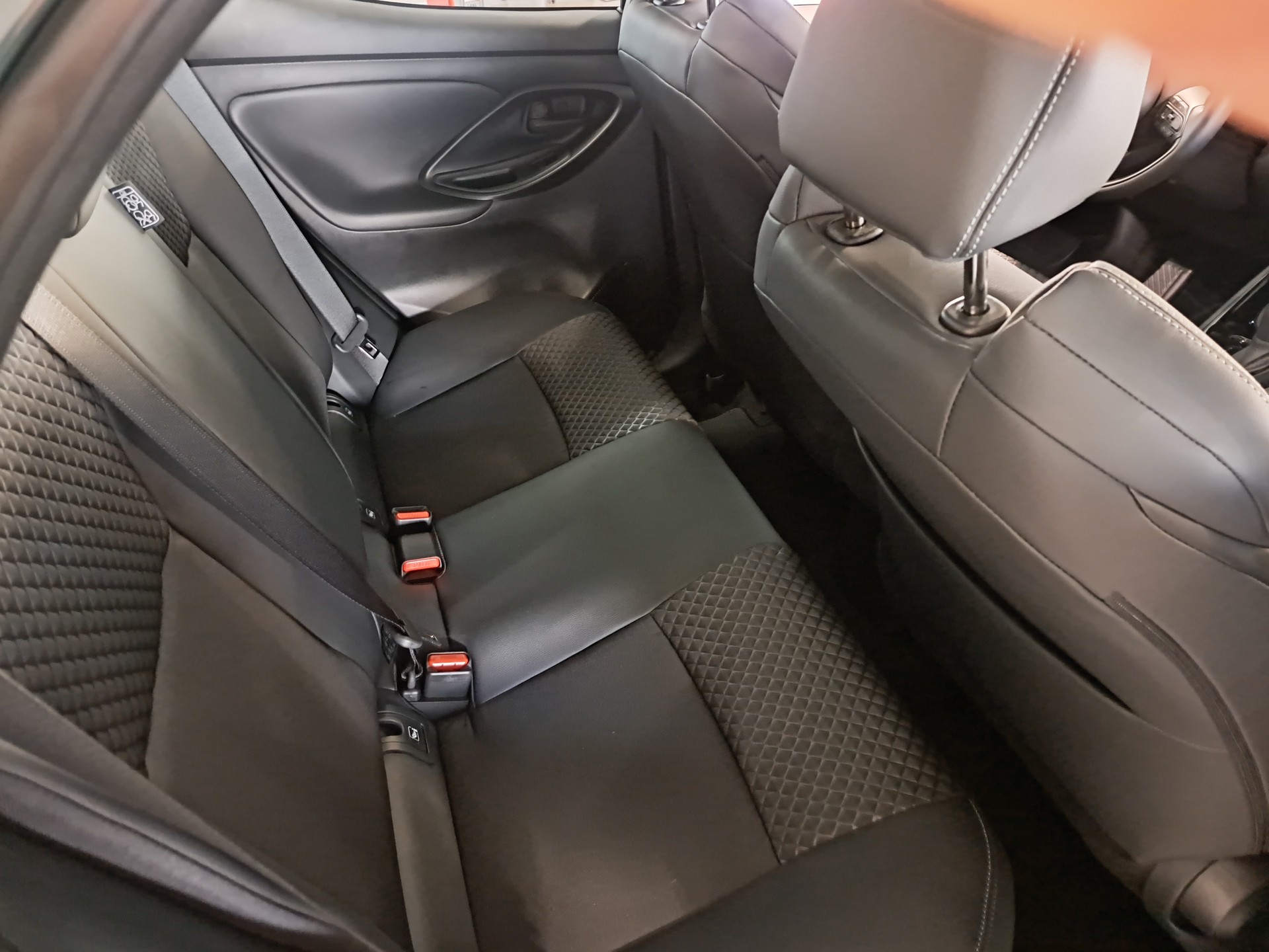 TOYOTA Yaris 1.5 Premium e-CVT - 7