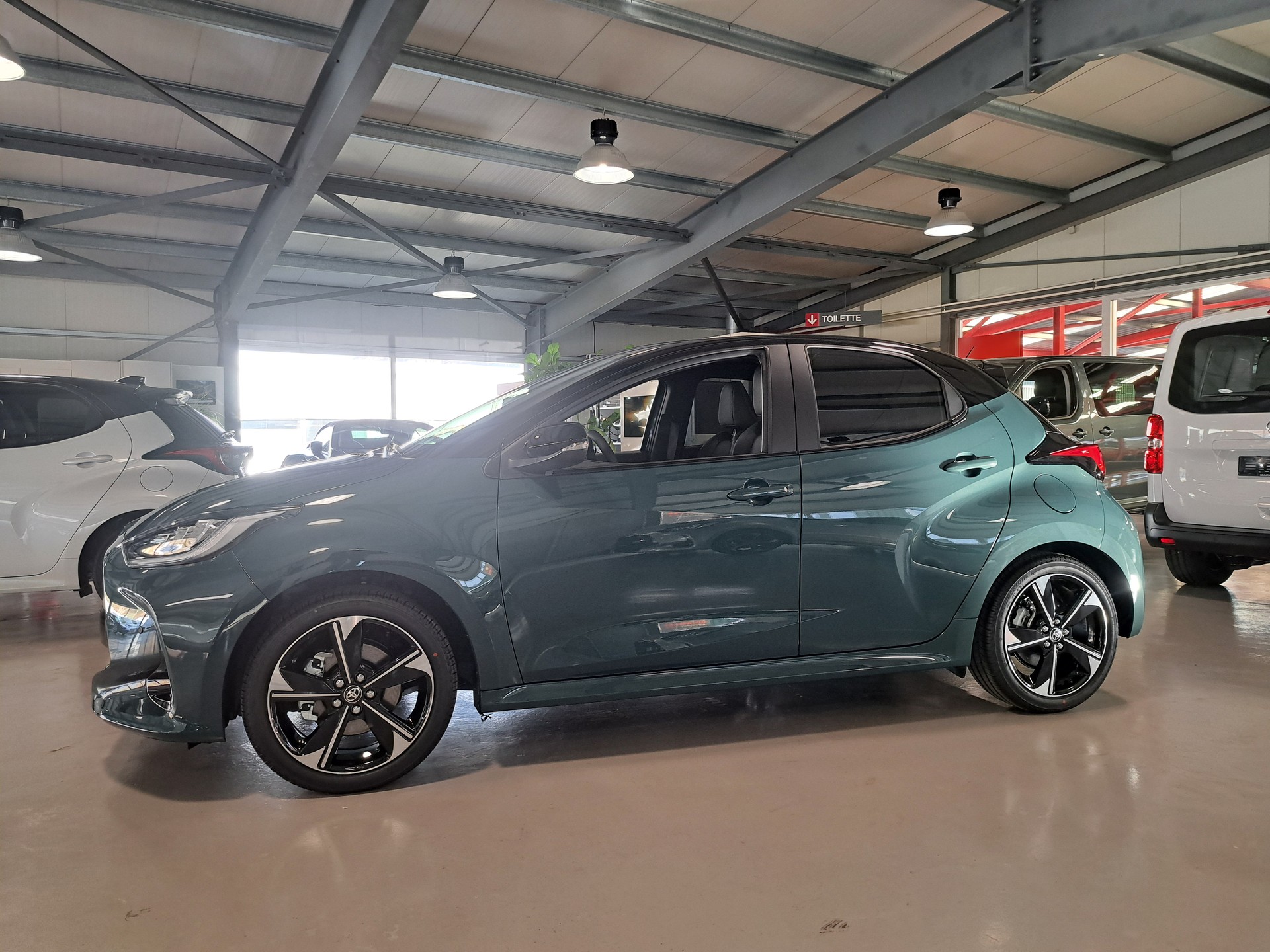 TOYOTA Yaris 1.5 Premium e-CVT - 11