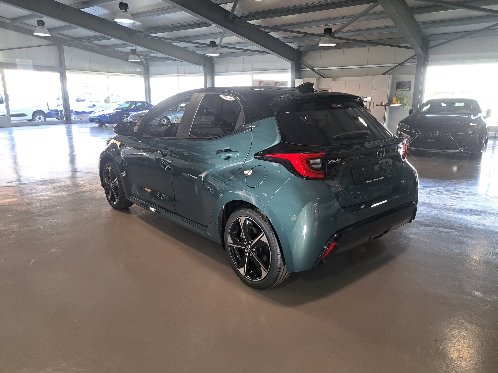 TOYOTA Yaris 1.5 Premium e-CVT - 10