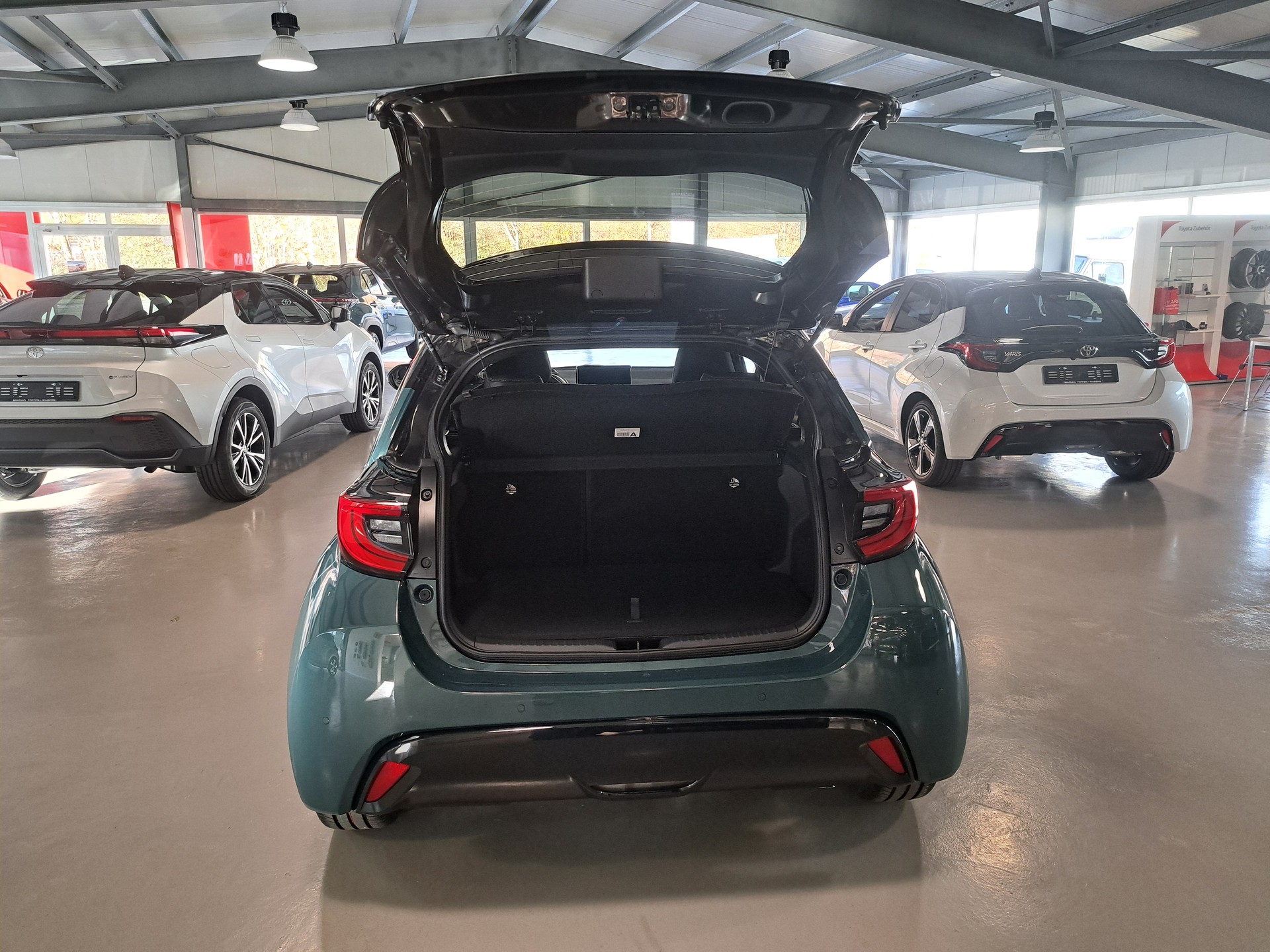 TOYOTA Yaris 1.5 Premium e-CVT - 9