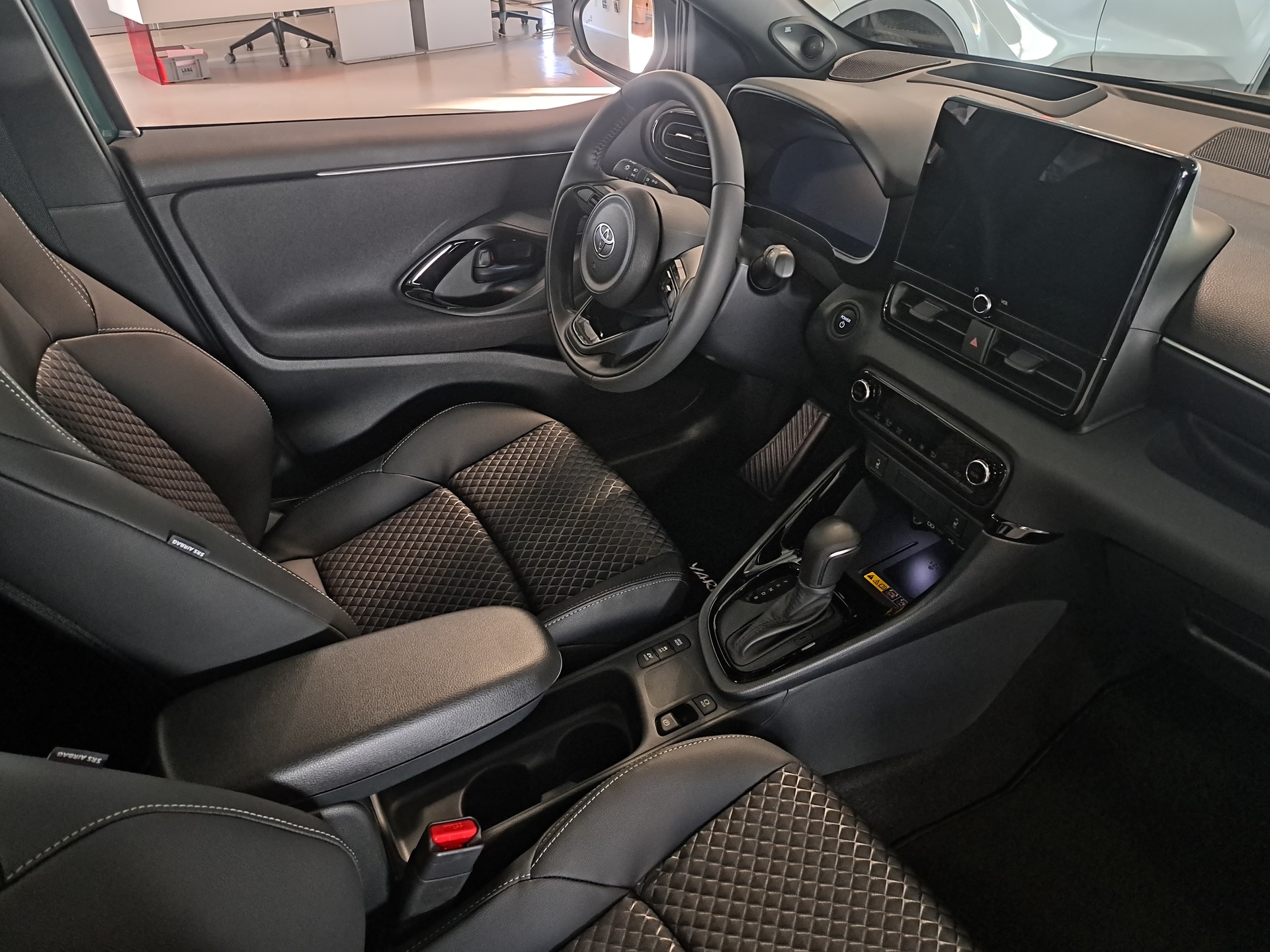 TOYOTA Yaris 1.5 Premium e-CVT - 5