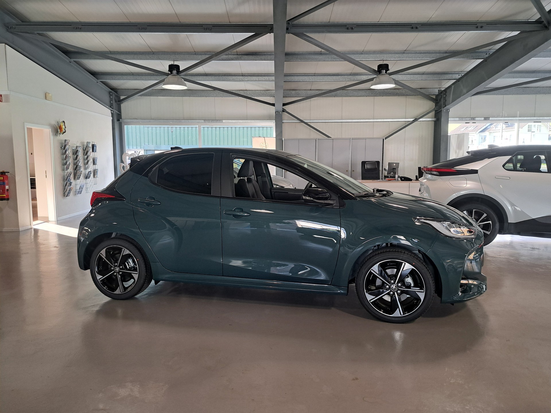 TOYOTA Yaris 1.5 Premium e-CVT - 4