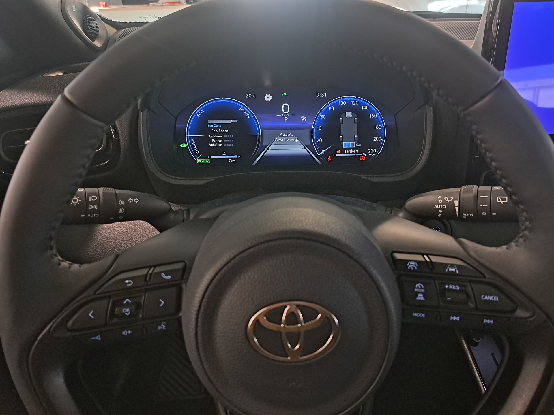 TOYOTA Yaris 1.5 Premium e-CVT - 12