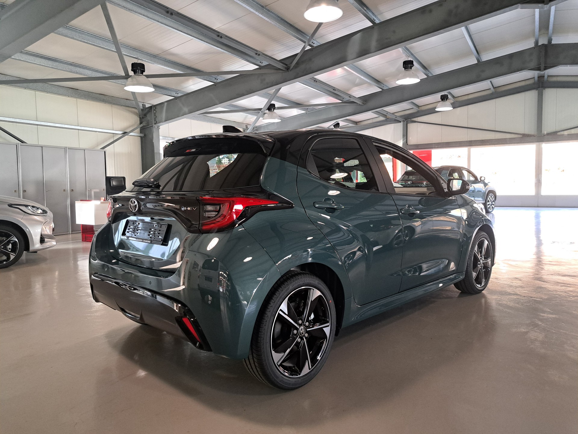 TOYOTA Yaris 1.5 Premium e-CVT - 8