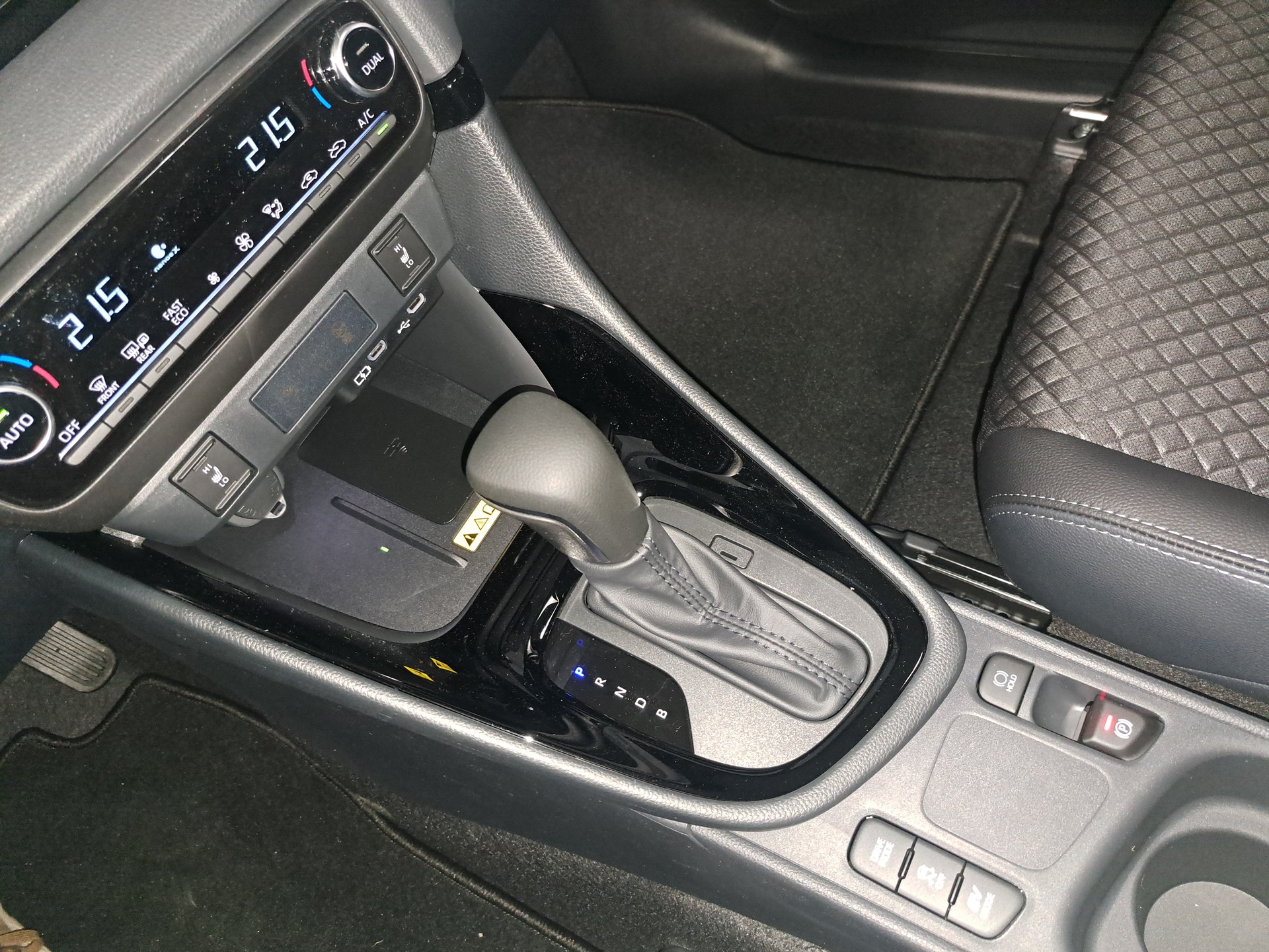 TOYOTA Yaris 1.5 Premium e-CVT - 14