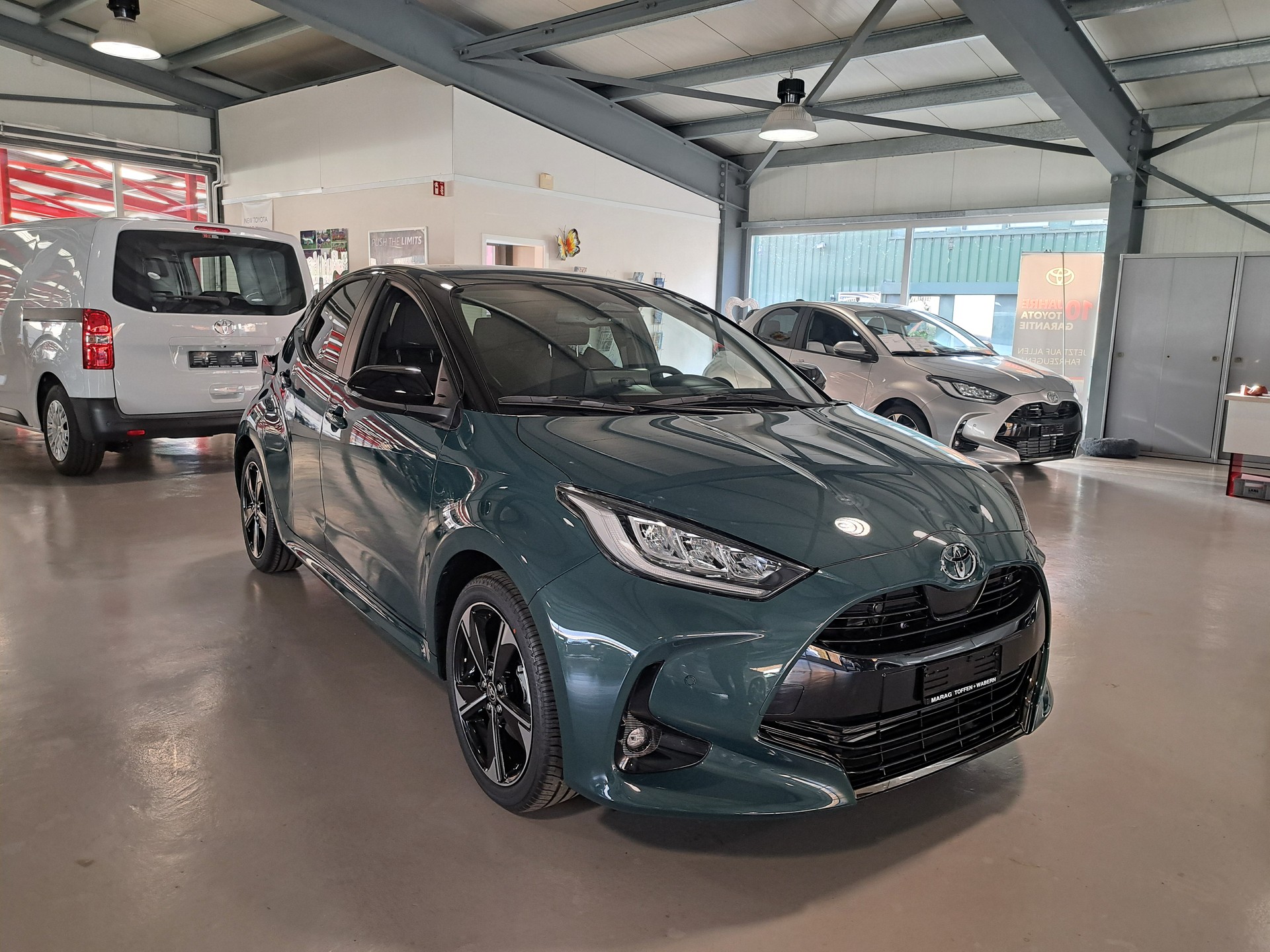 TOYOTA Yaris 1.5 Premium e-CVT - 3