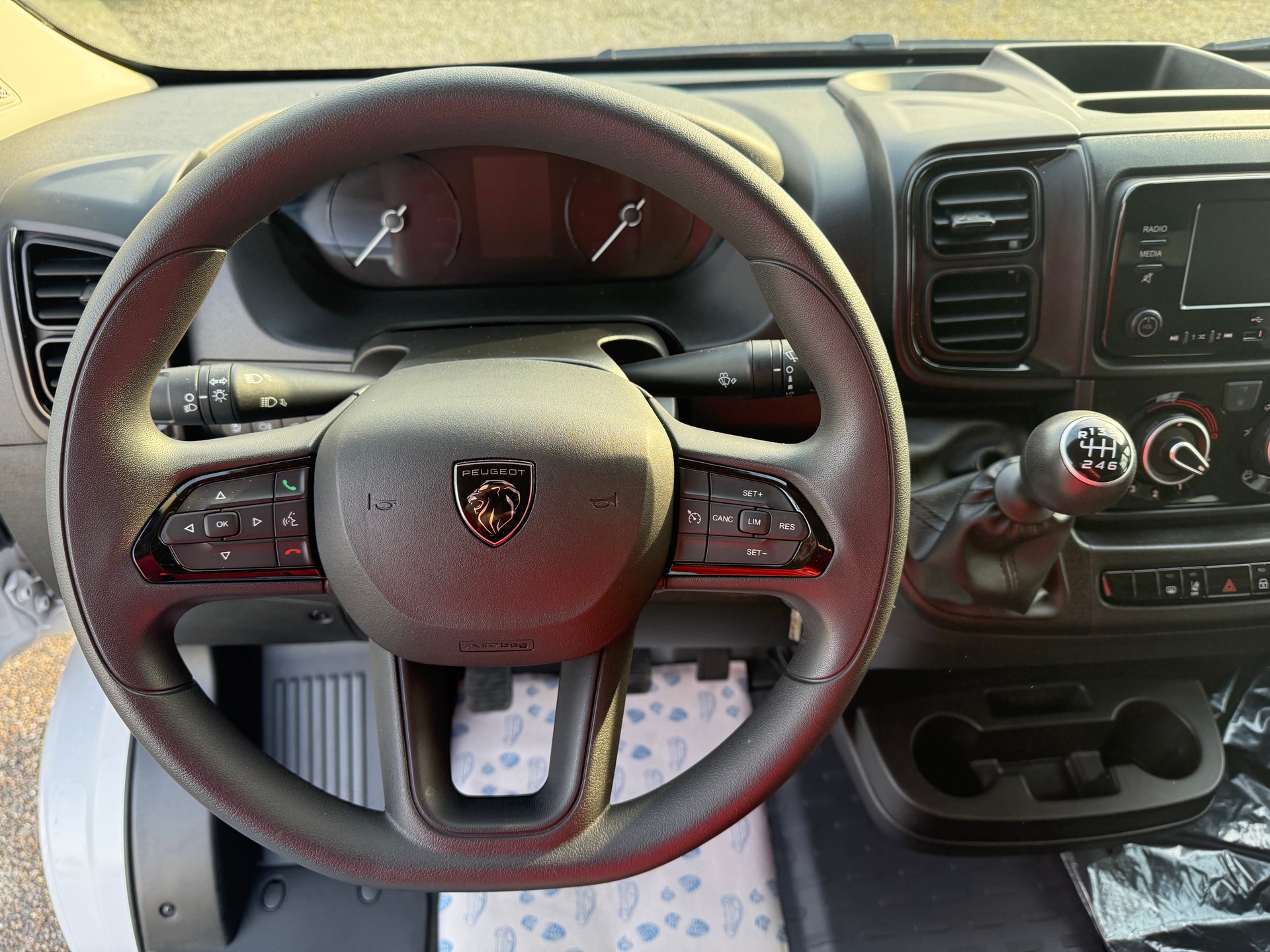 PEUGEOT Boxer 335 2.2 BlueHDI 140 L3H2 neues Interieur - 6
