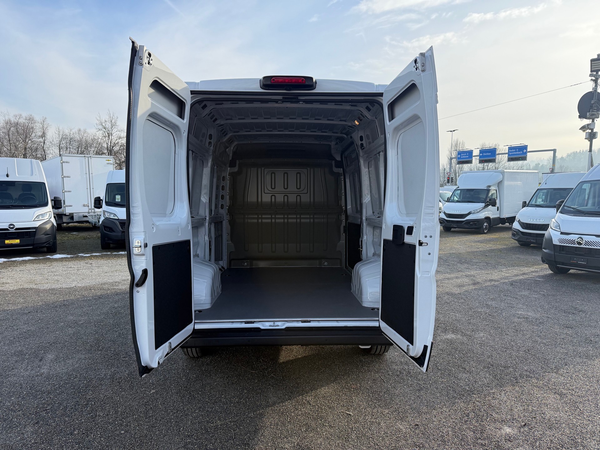 PEUGEOT Boxer 335 2.2 BlueHDI 140 L3H2 neues Interieur - 3