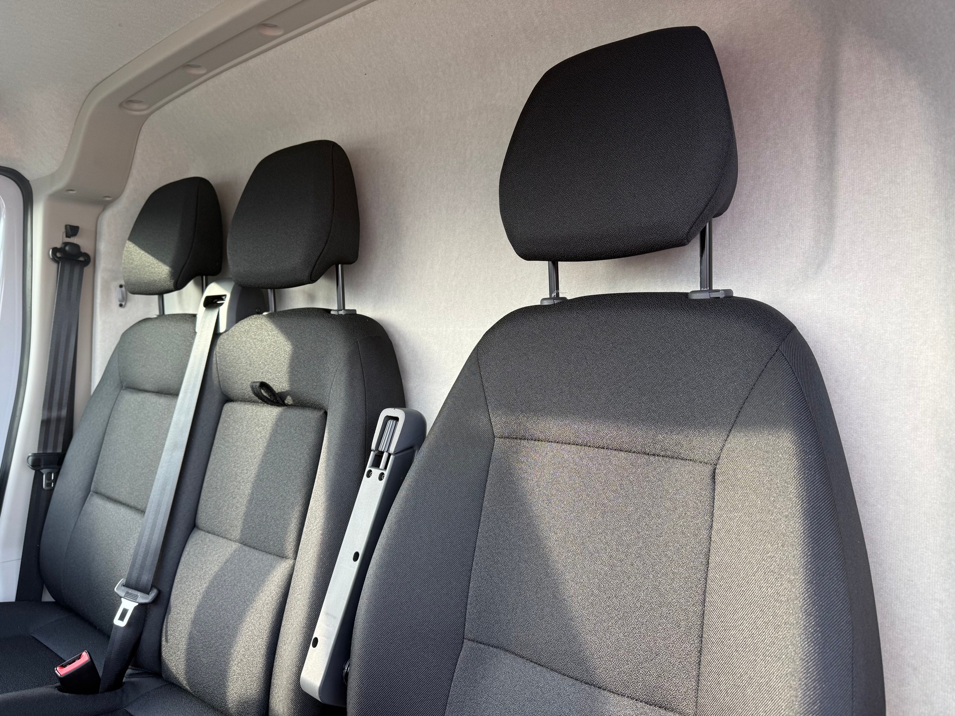 PEUGEOT Boxer 335 2.2 BlueHDI 140 L3H2 neues Interieur - 7