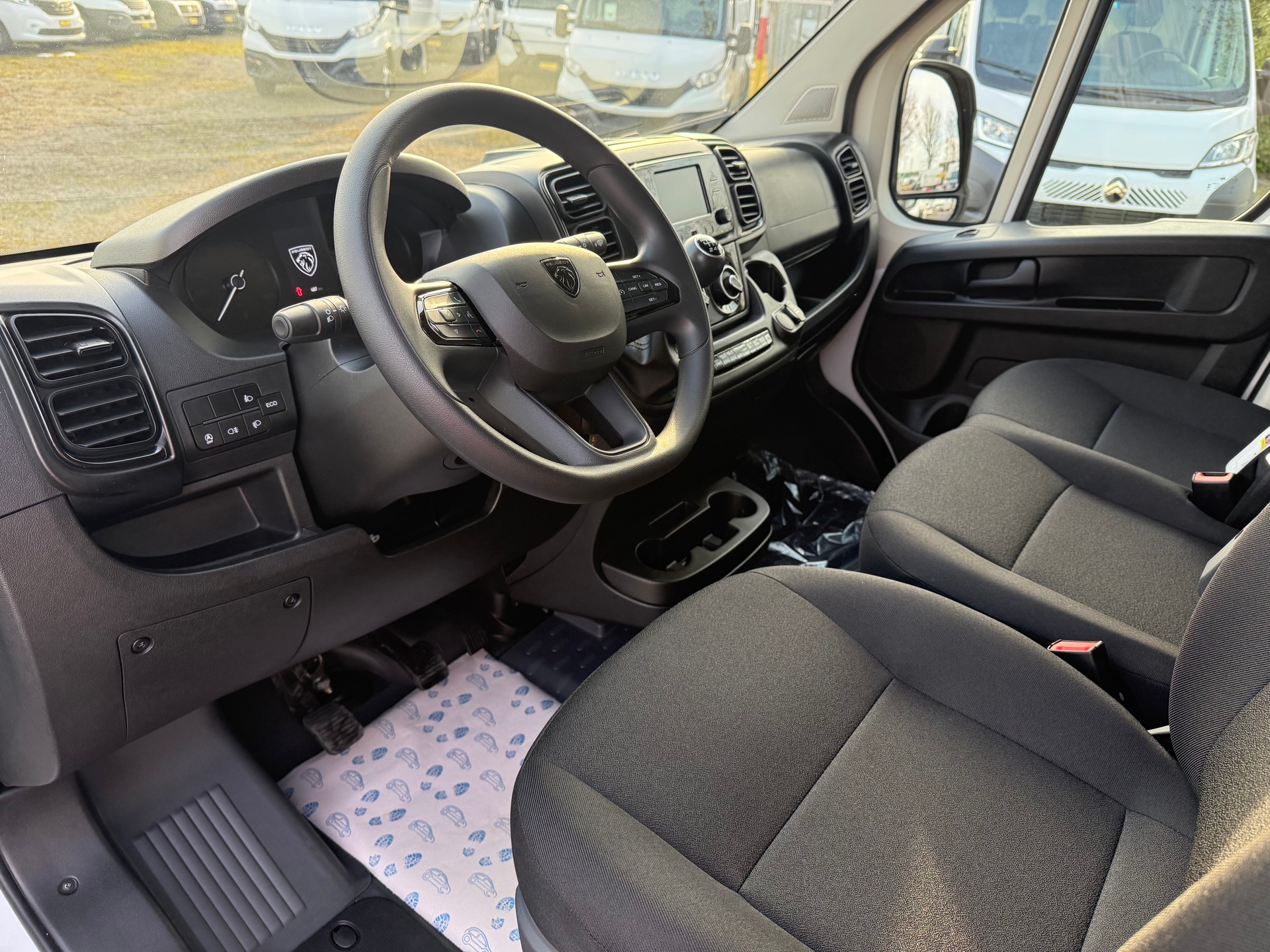 PEUGEOT Boxer 335 2.2 BlueHDI 140 L3H2 neues Interieur - 4