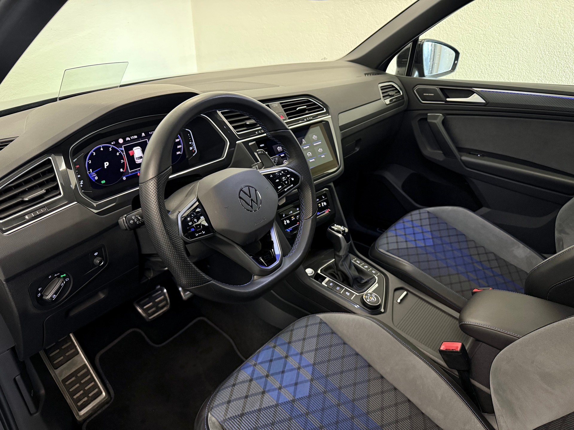 VW Tiguan 2.0TSI R 4Motion DSG - 19