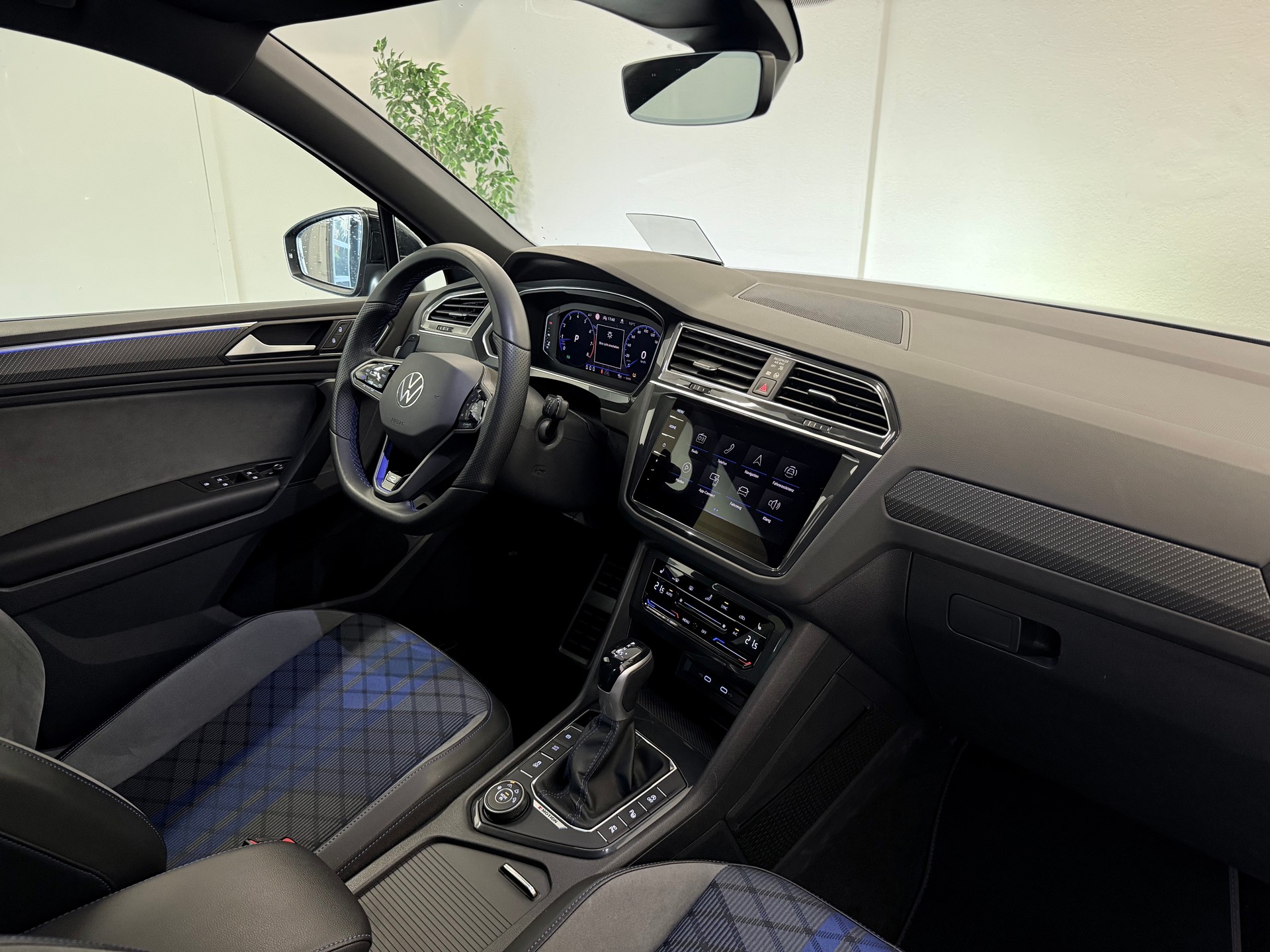 VW Tiguan 2.0TSI R 4Motion DSG - 23