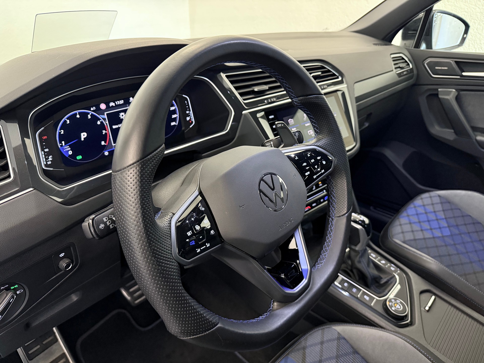 VW Tiguan 2.0TSI R 4Motion DSG - 18