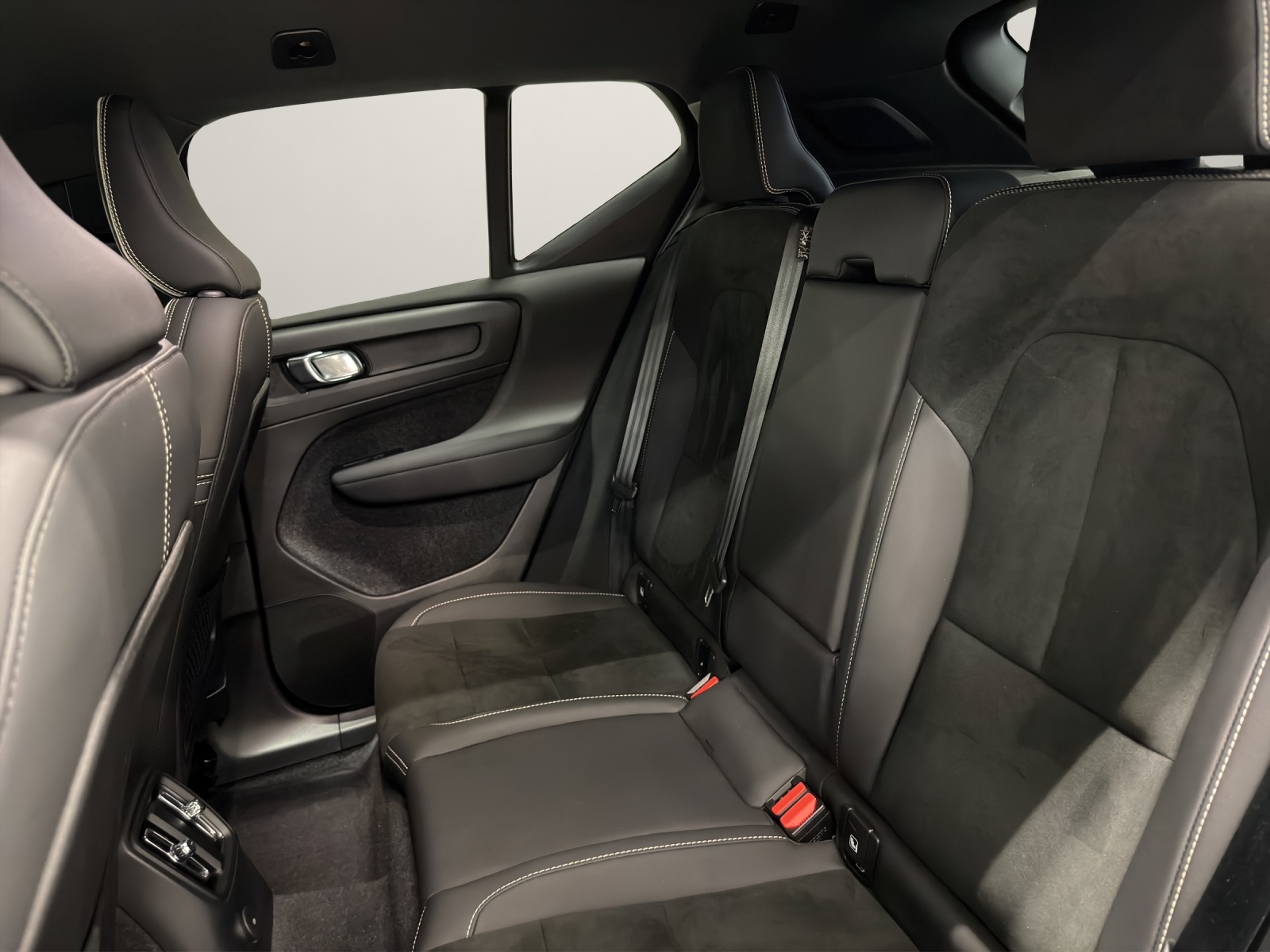 VOLVO XC40 1.5 T4 PiH Plus Dark - 11