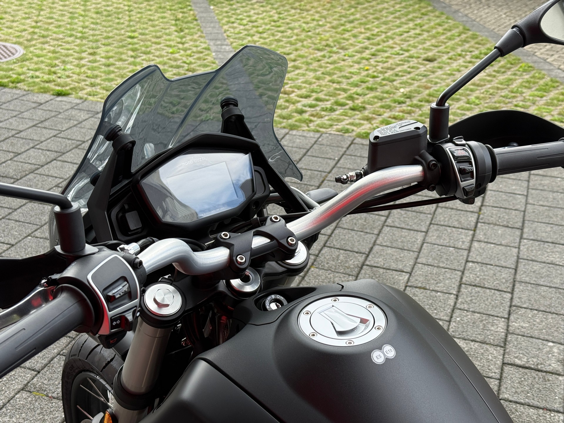 MOTO GUZZI V85 TT Touring - 10