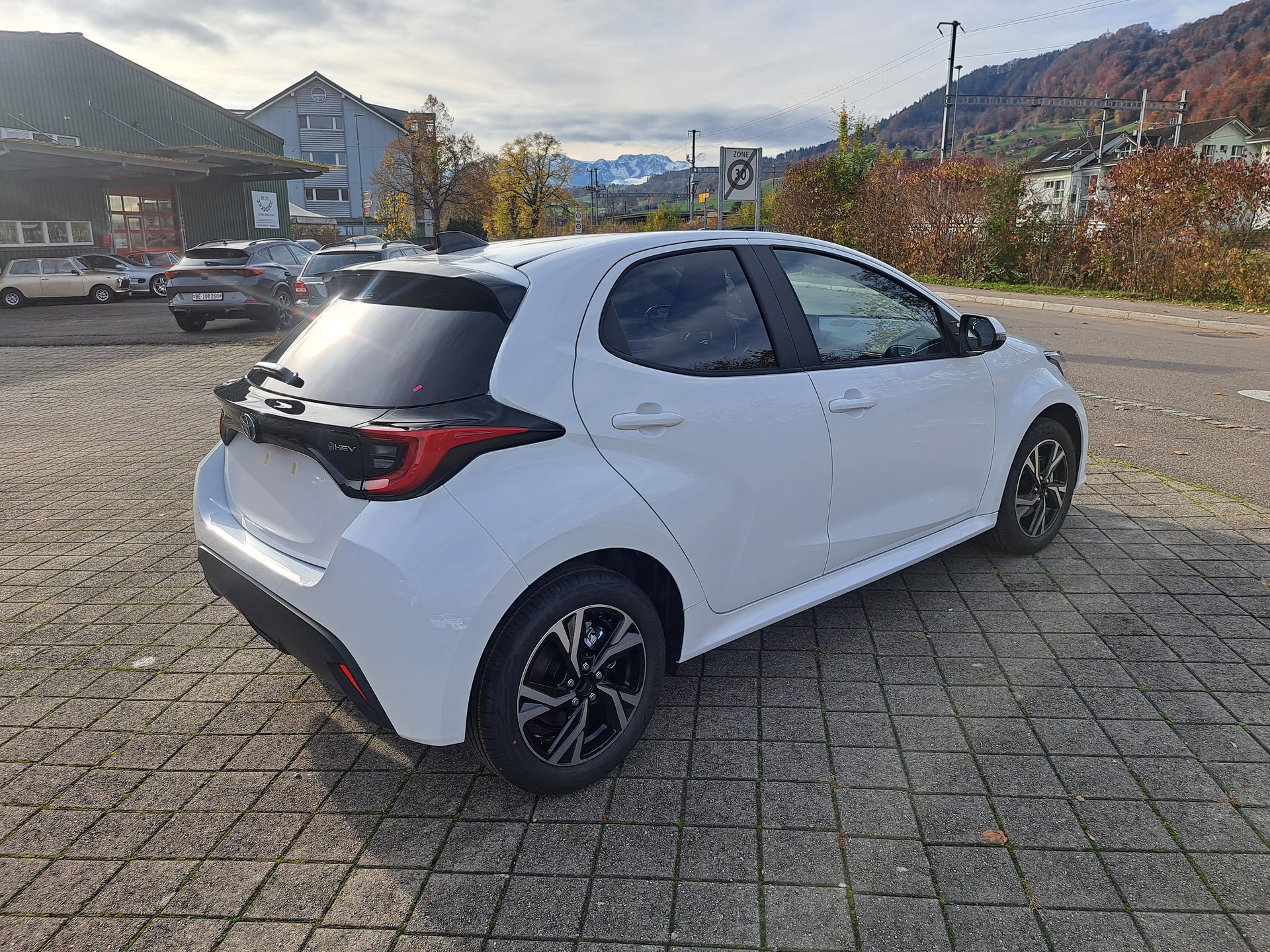 TOYOTA Yaris 1.5 Trend e-CVT - 8