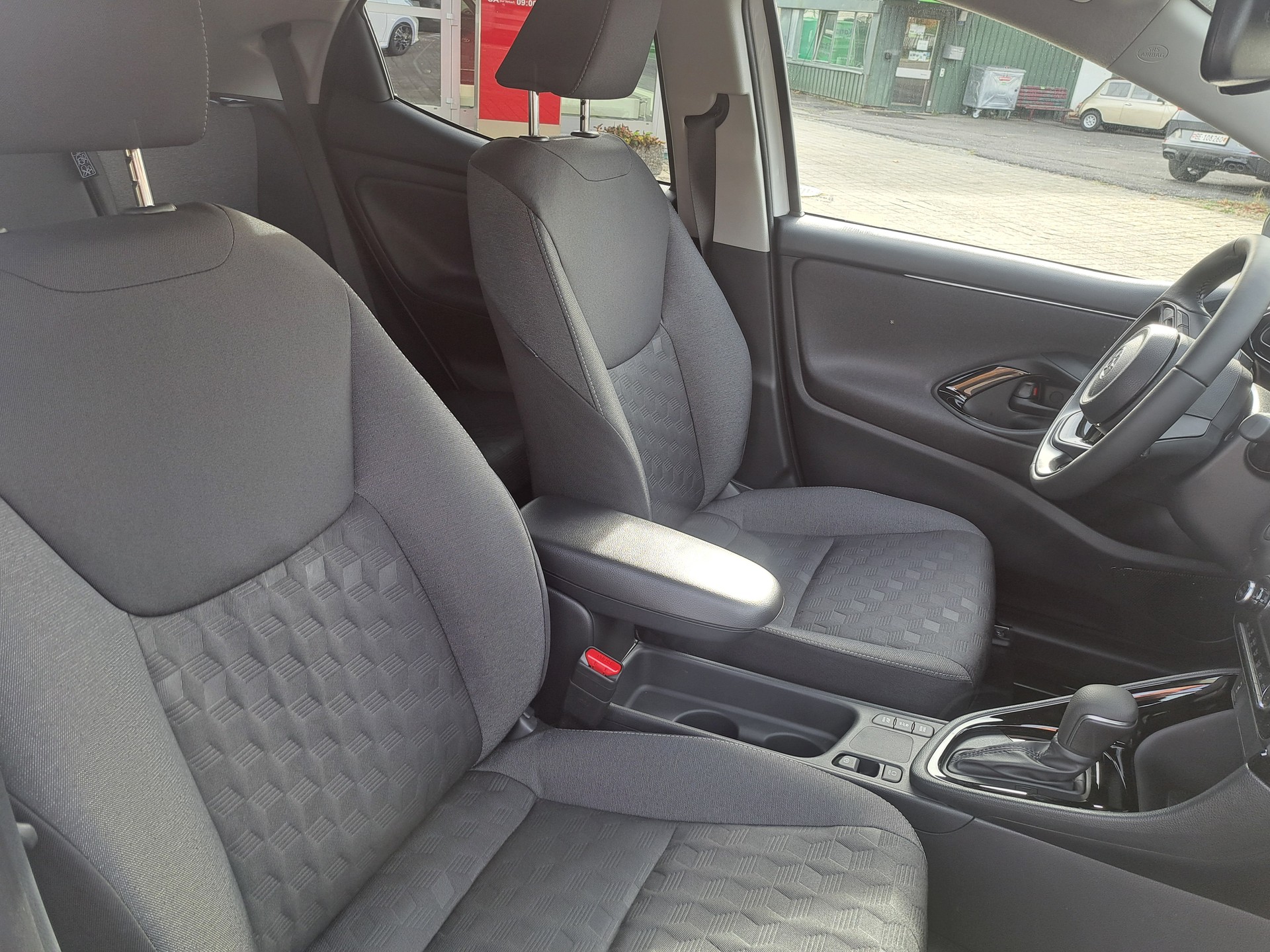 TOYOTA Yaris 1.5 Trend e-CVT - 6