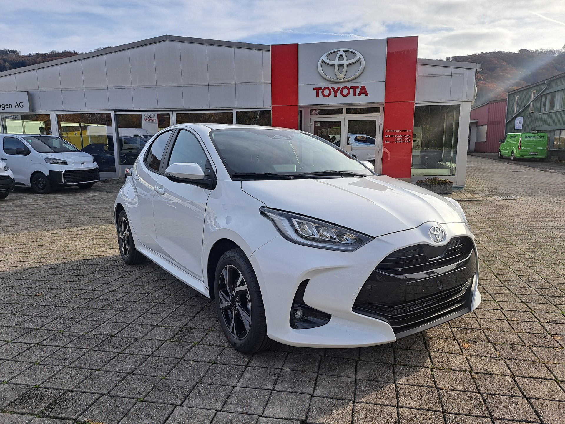 TOYOTA Yaris 1.5 Trend e-CVT - 3