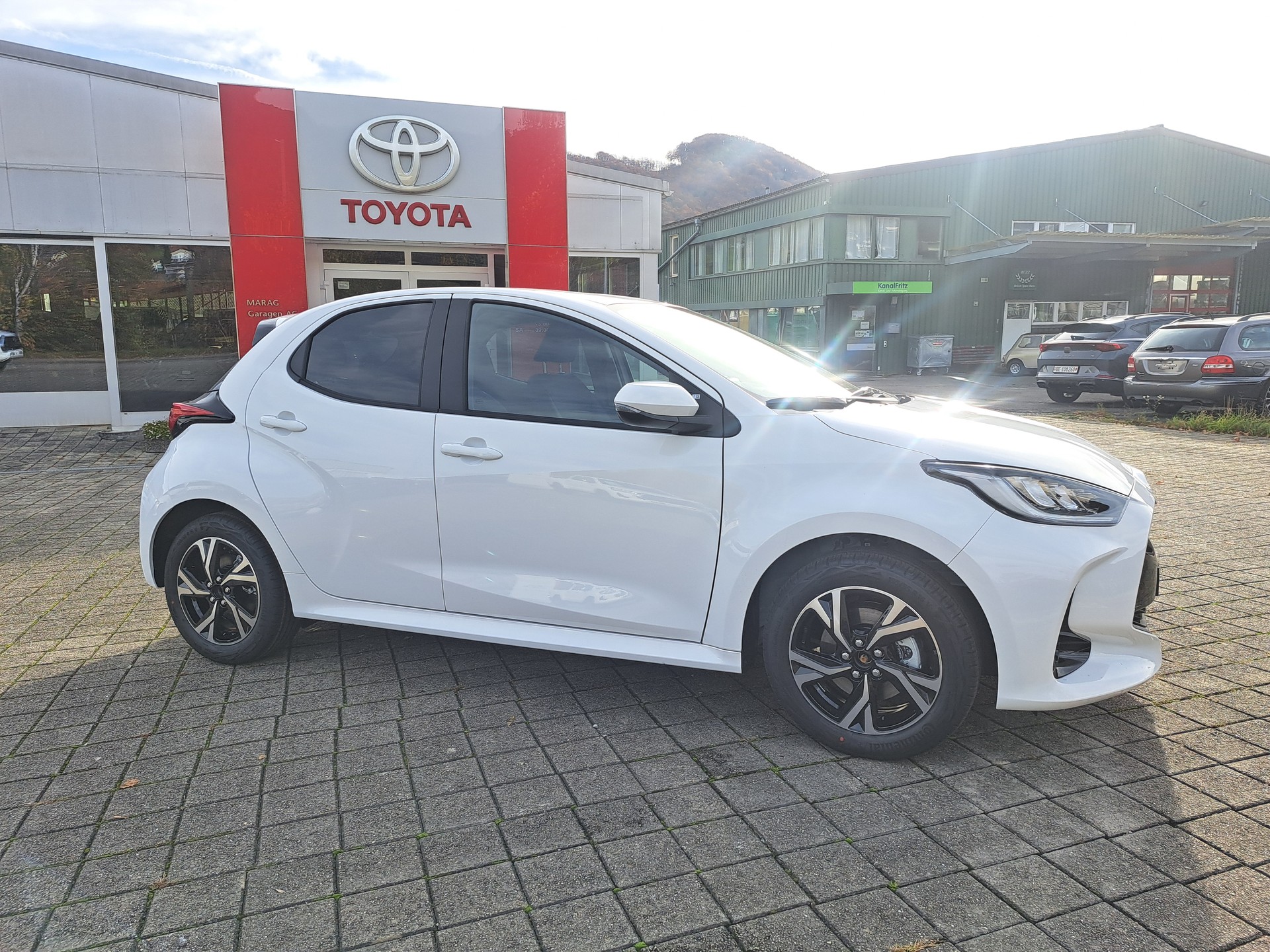 TOYOTA Yaris 1.5 Trend e-CVT - 4