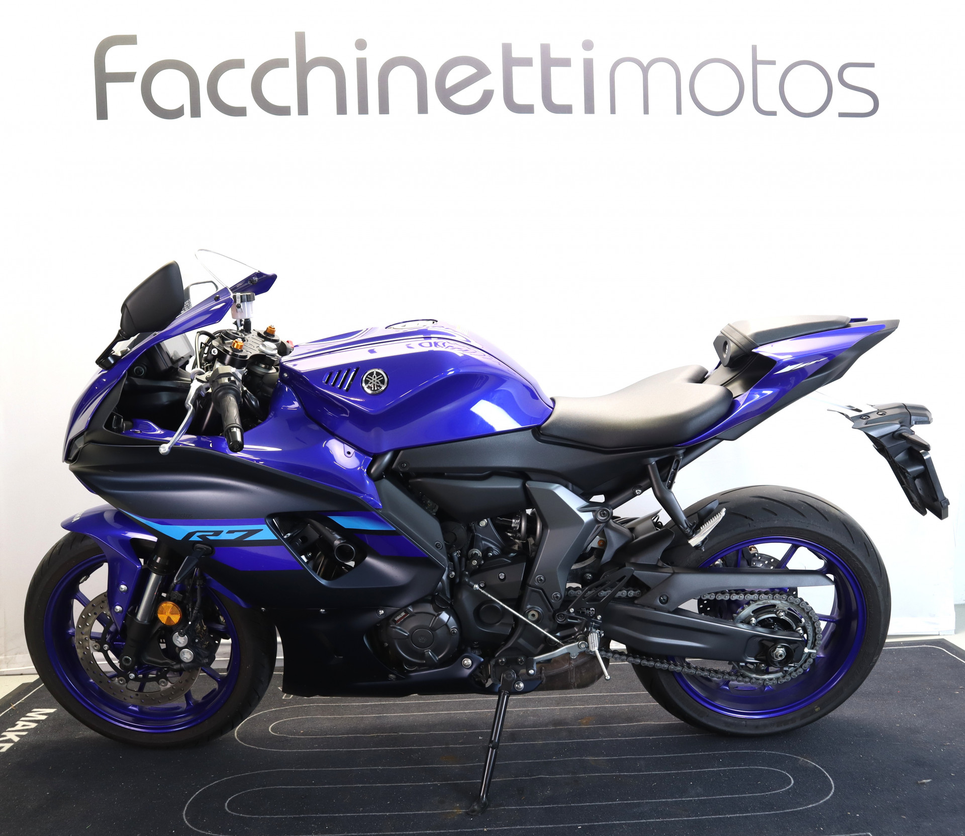 YAMAHA R7