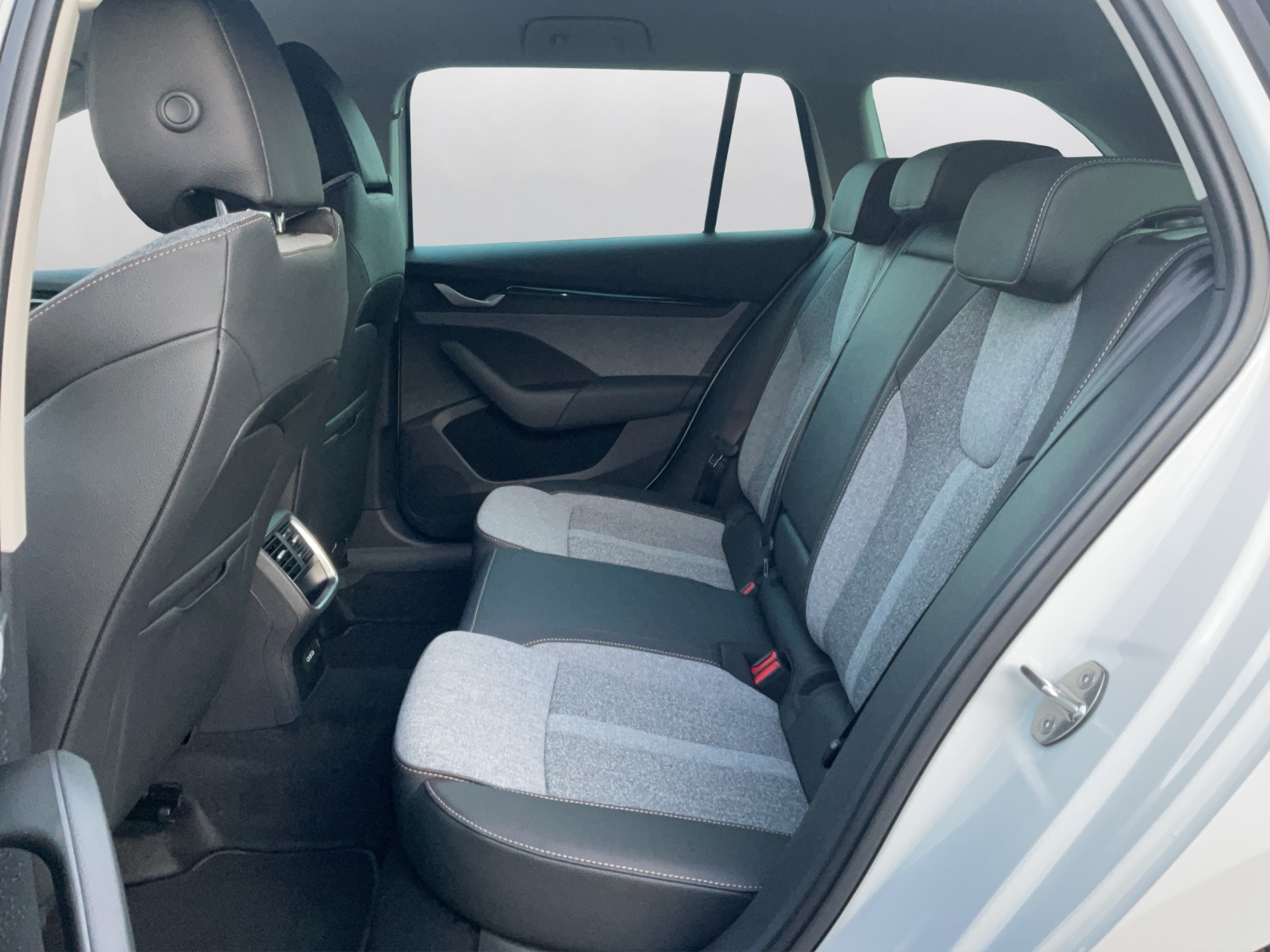 SKODA Octavia Combi 1.5 TSI mHEV DSG Selection - 11