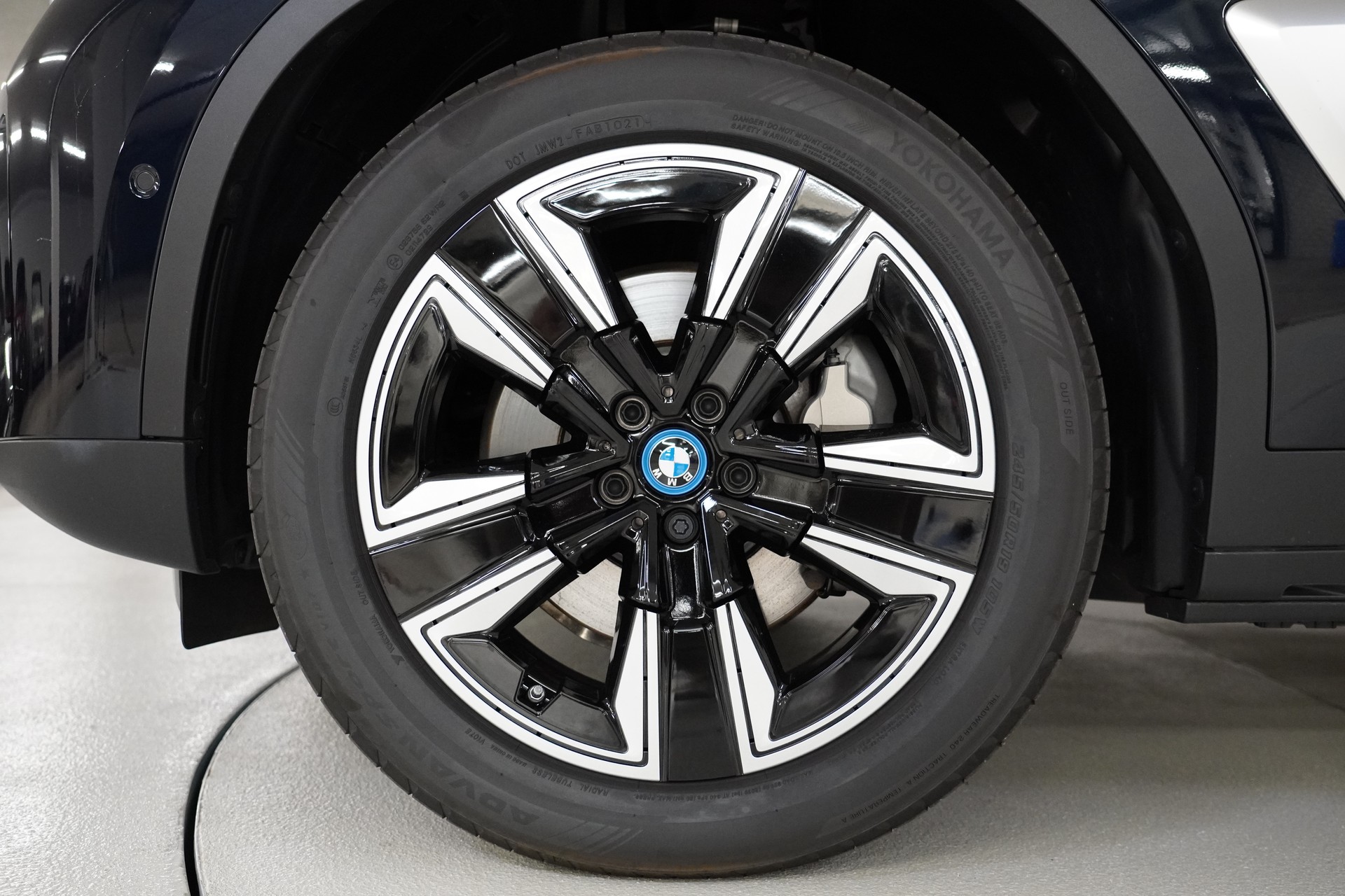 BMW iX3 - 11