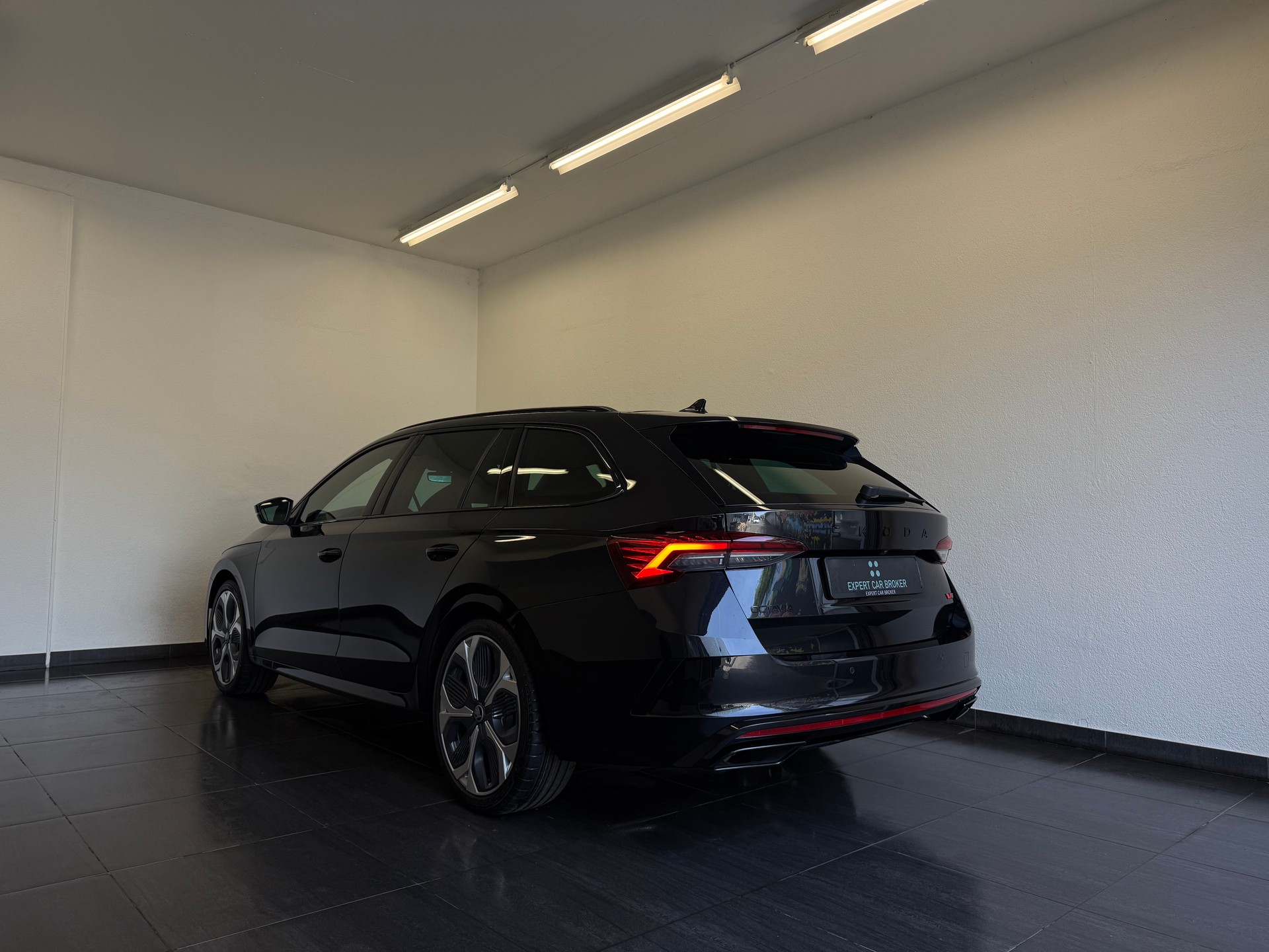 SKODA Octavia Combi 2.0 TSI DSG RS - 10