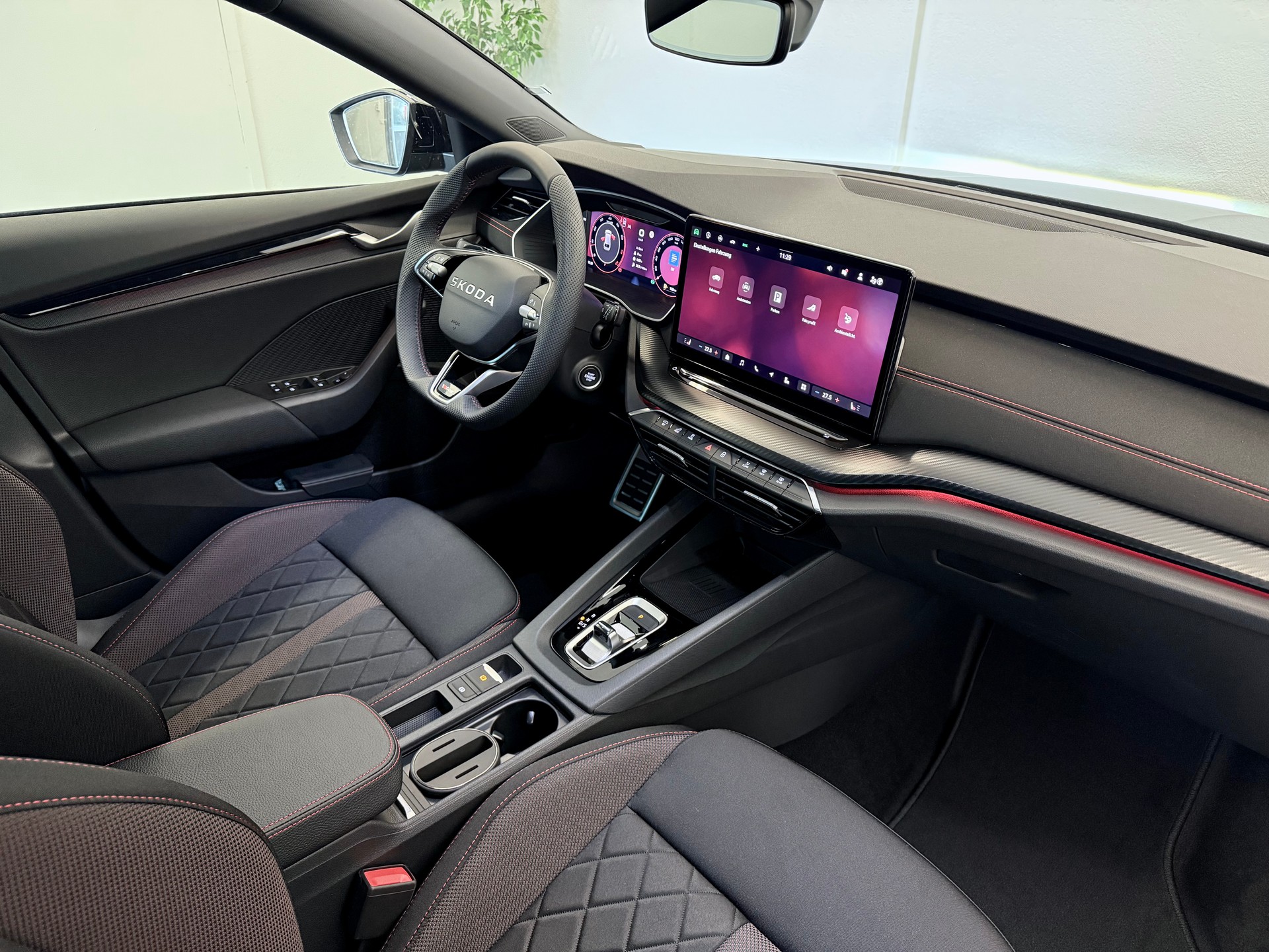 SKODA Octavia Combi 2.0 TSI DSG RS - 17