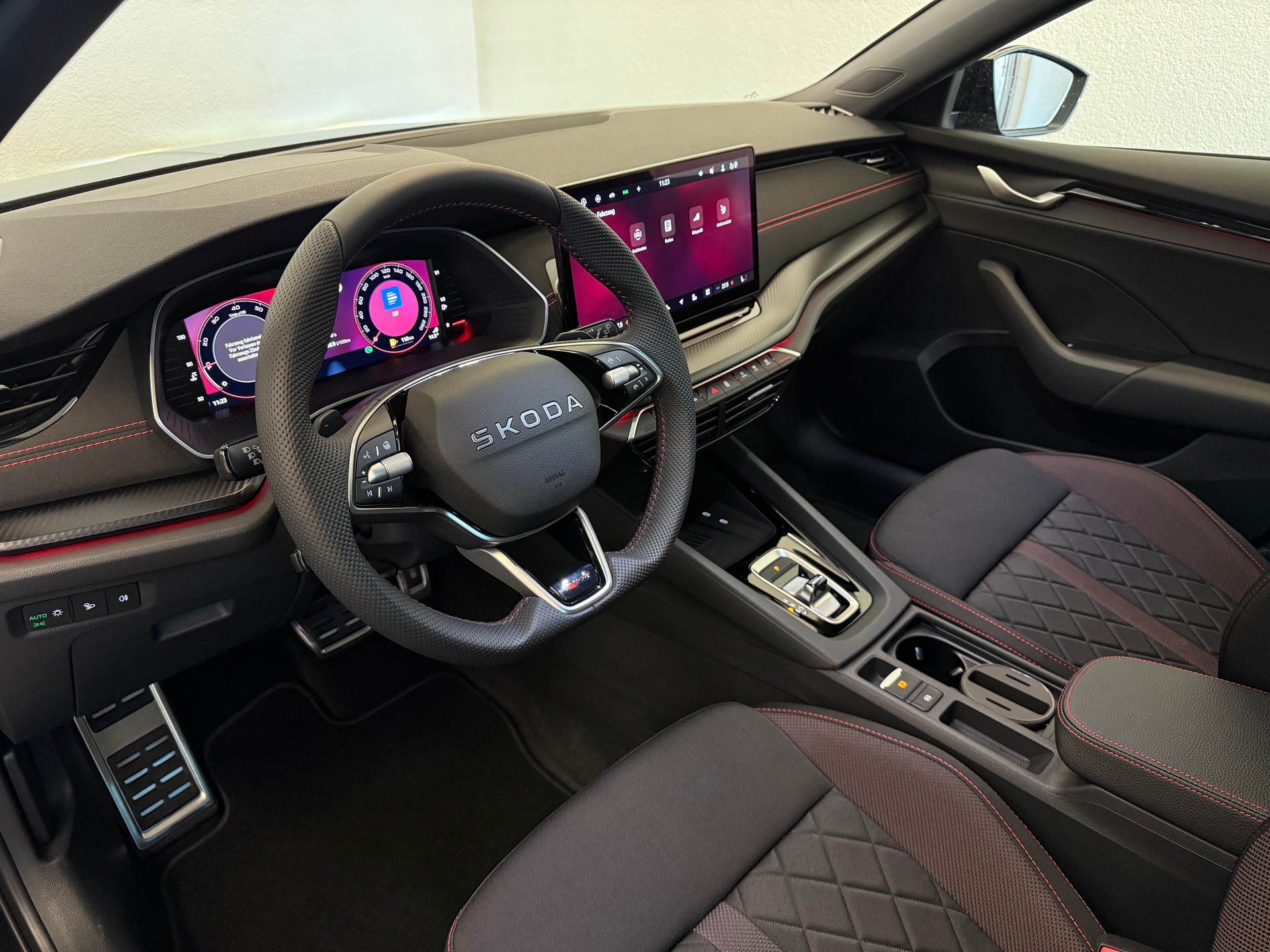 SKODA Octavia Combi 2.0 TSI DSG RS - 18