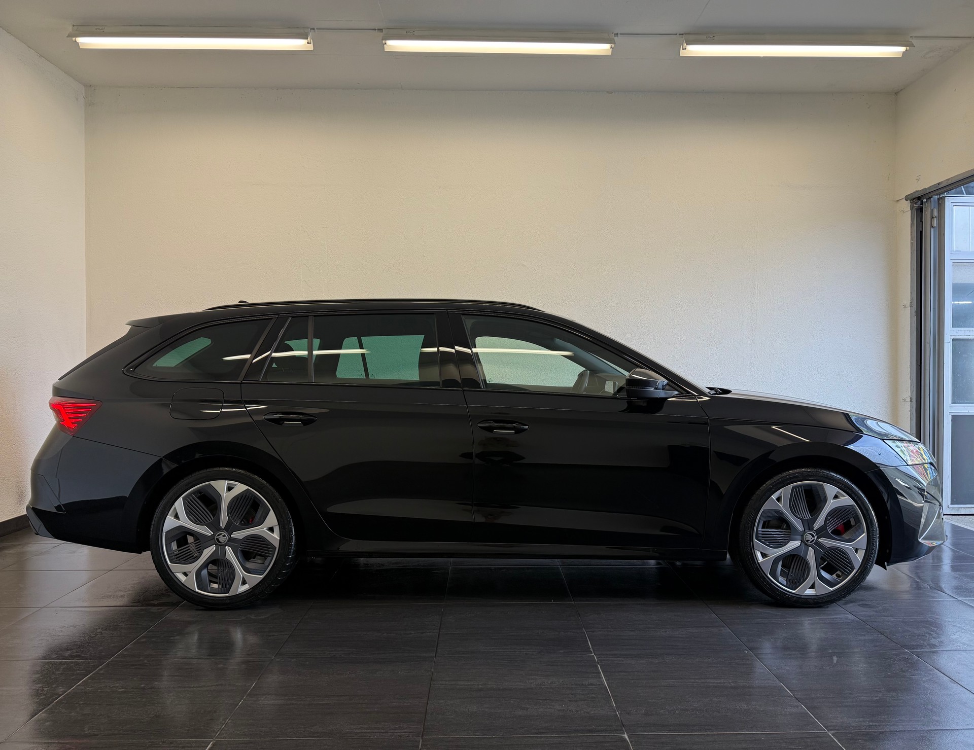 SKODA Octavia Combi 2.0 TSI DSG RS - 5