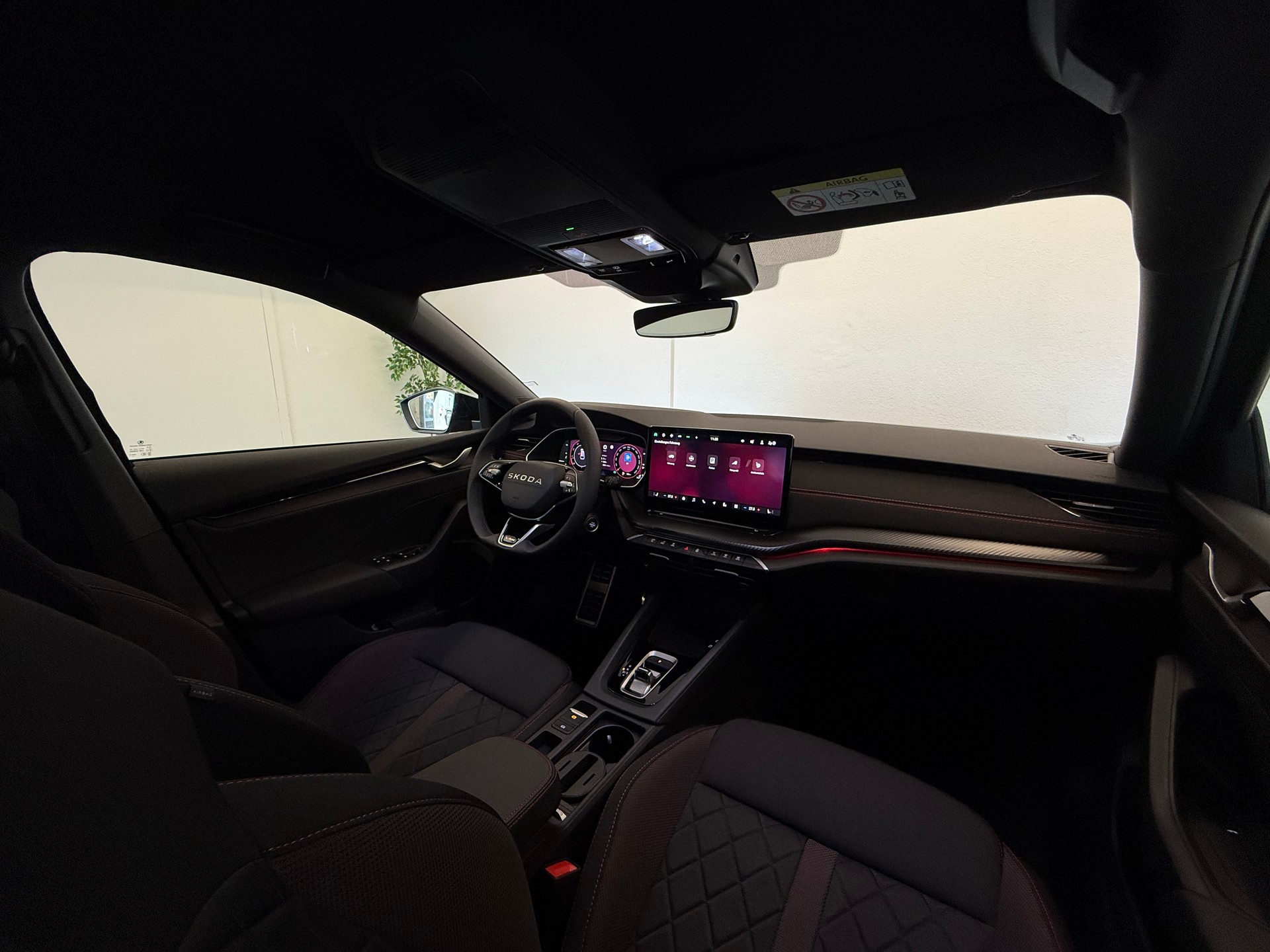 SKODA Octavia Combi 2.0 TSI DSG RS - 21