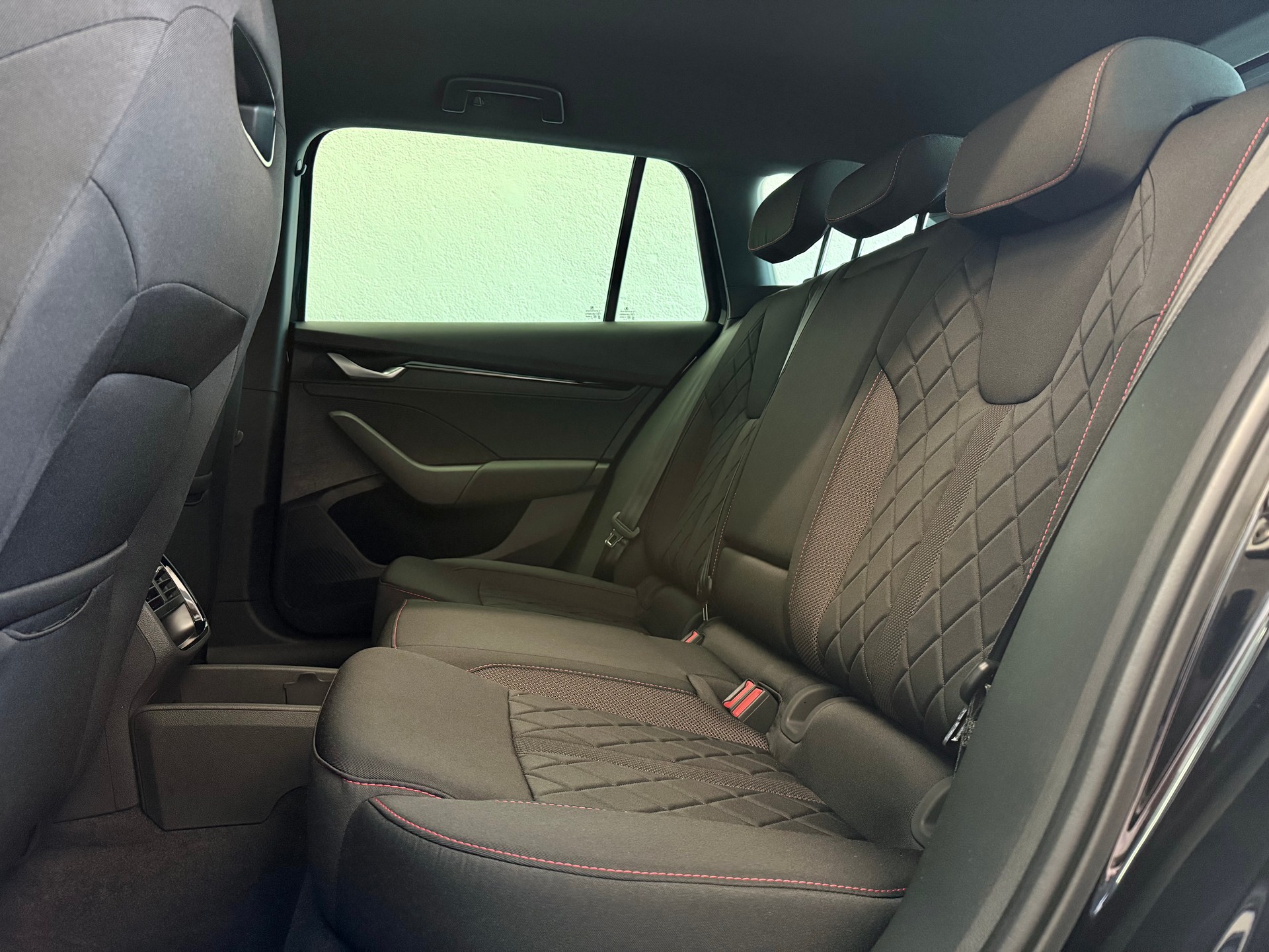 SKODA Octavia Combi 2.0 TSI DSG RS - 24