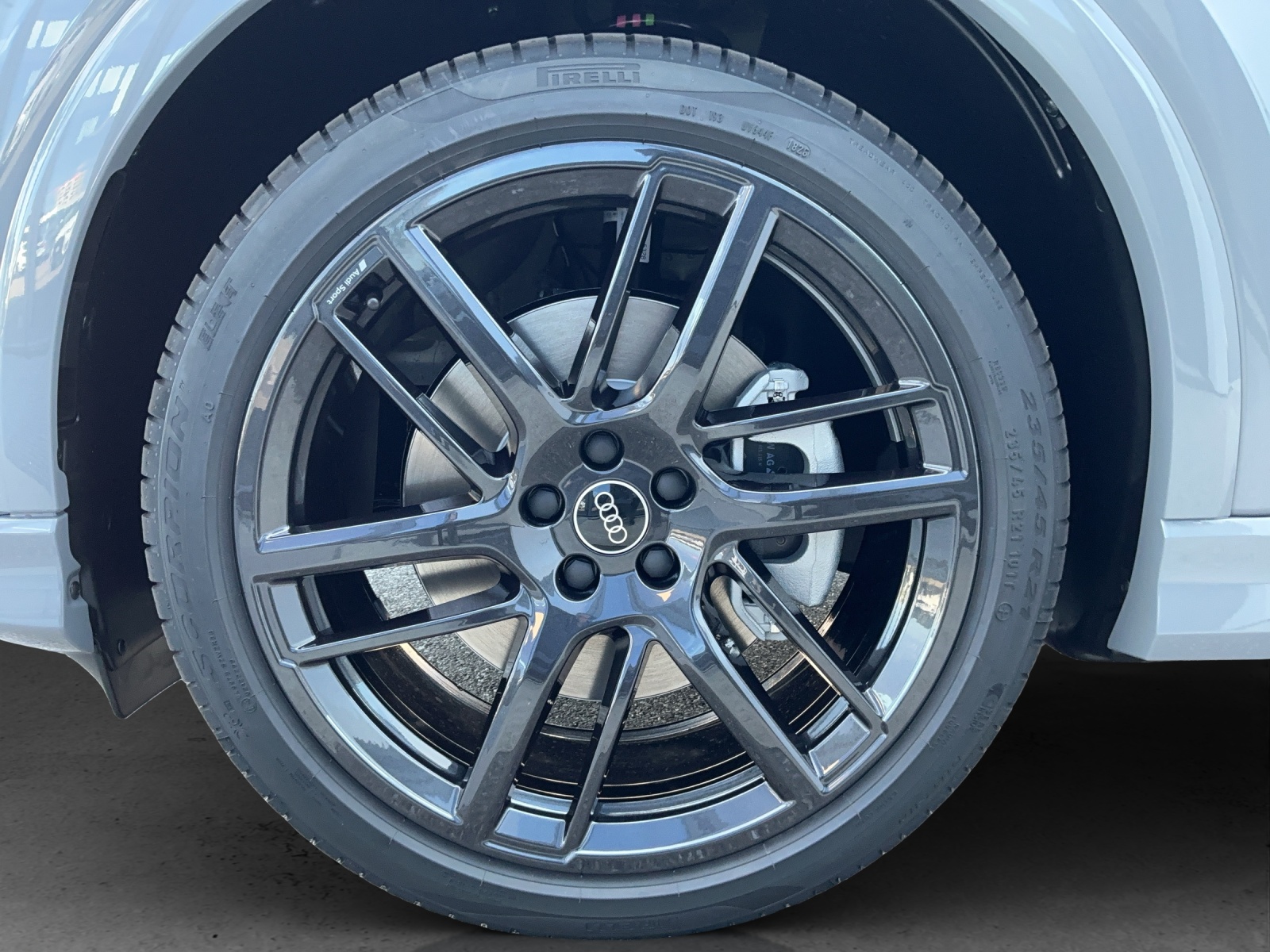 AUDI Q4 e-tron SUV quattro performance Swiss Ski - 13