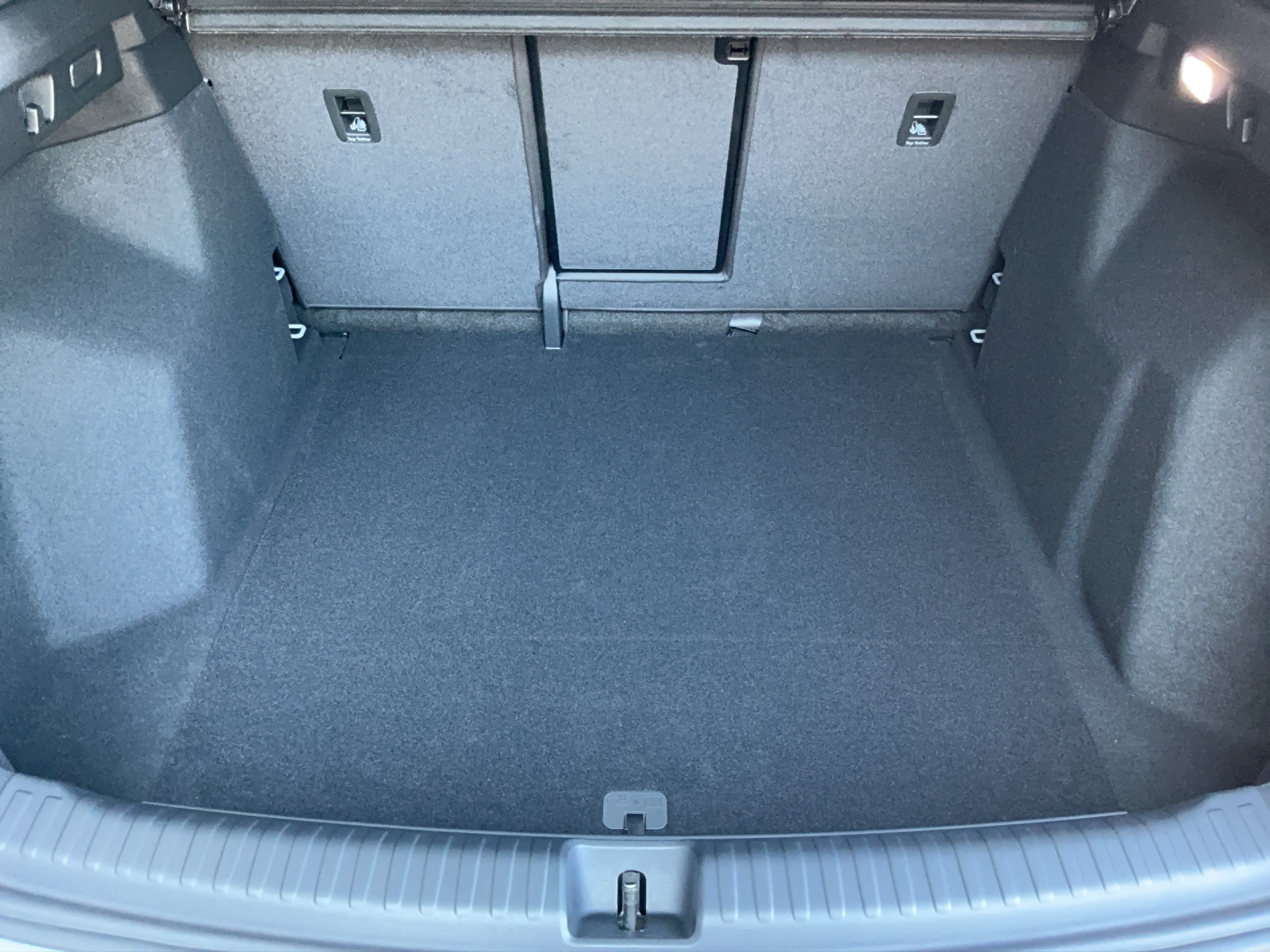 AUDI Q4 e-tron SUV quattro performance Swiss Ski - 12