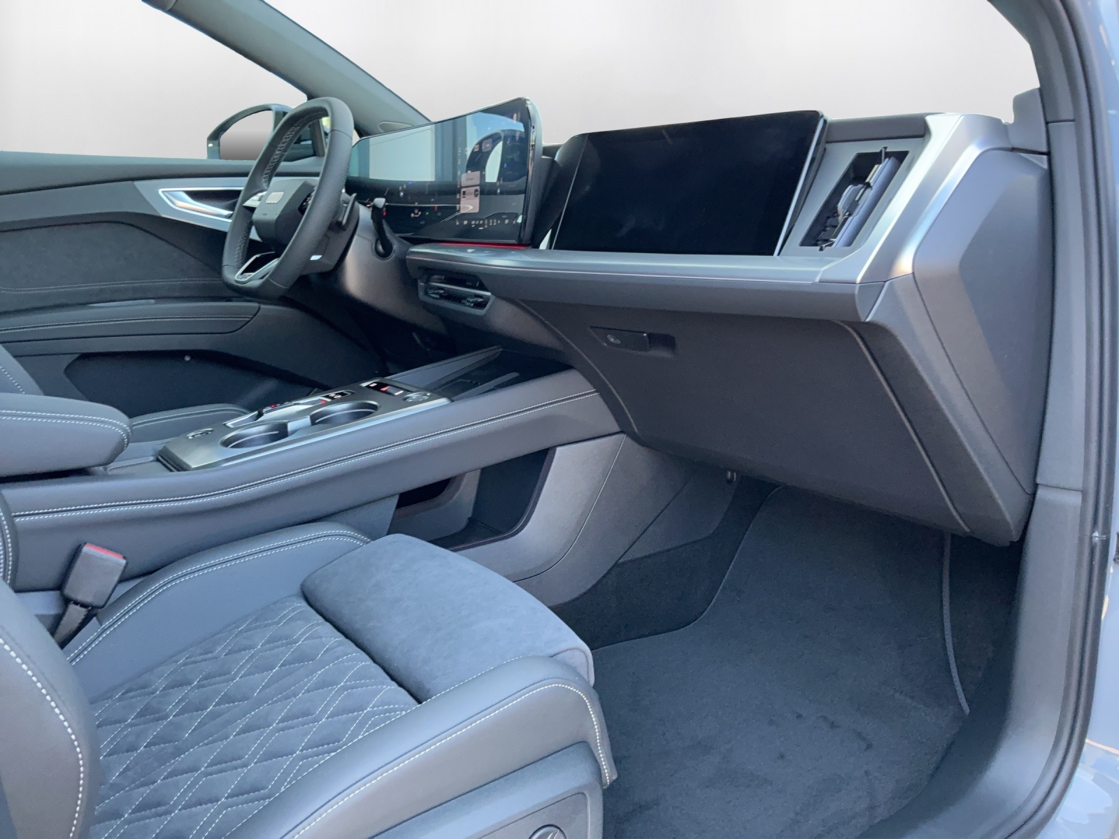 AUDI Q4 e-tron SUV quattro performance Swiss Ski - 14