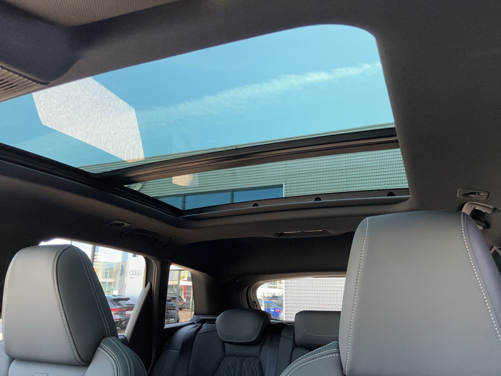 AUDI Q4 e-tron SUV quattro performance Swiss Ski - 15